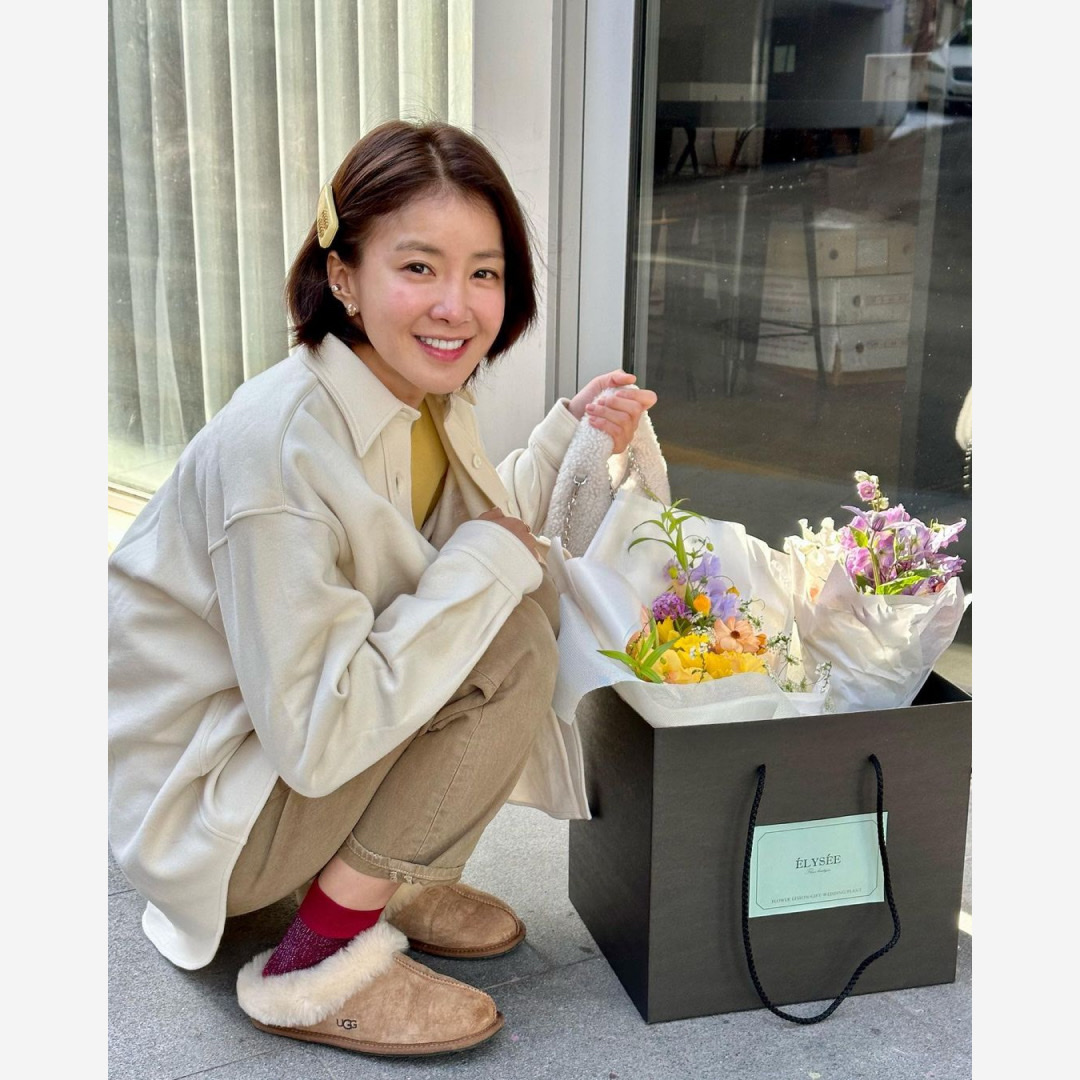 (W) Miu Miu Oversized Cotton Shirt with Embroidered Logo Ivory, (W) UGG Scuffette II Slipper Chestnut 착용 스타일 - 2