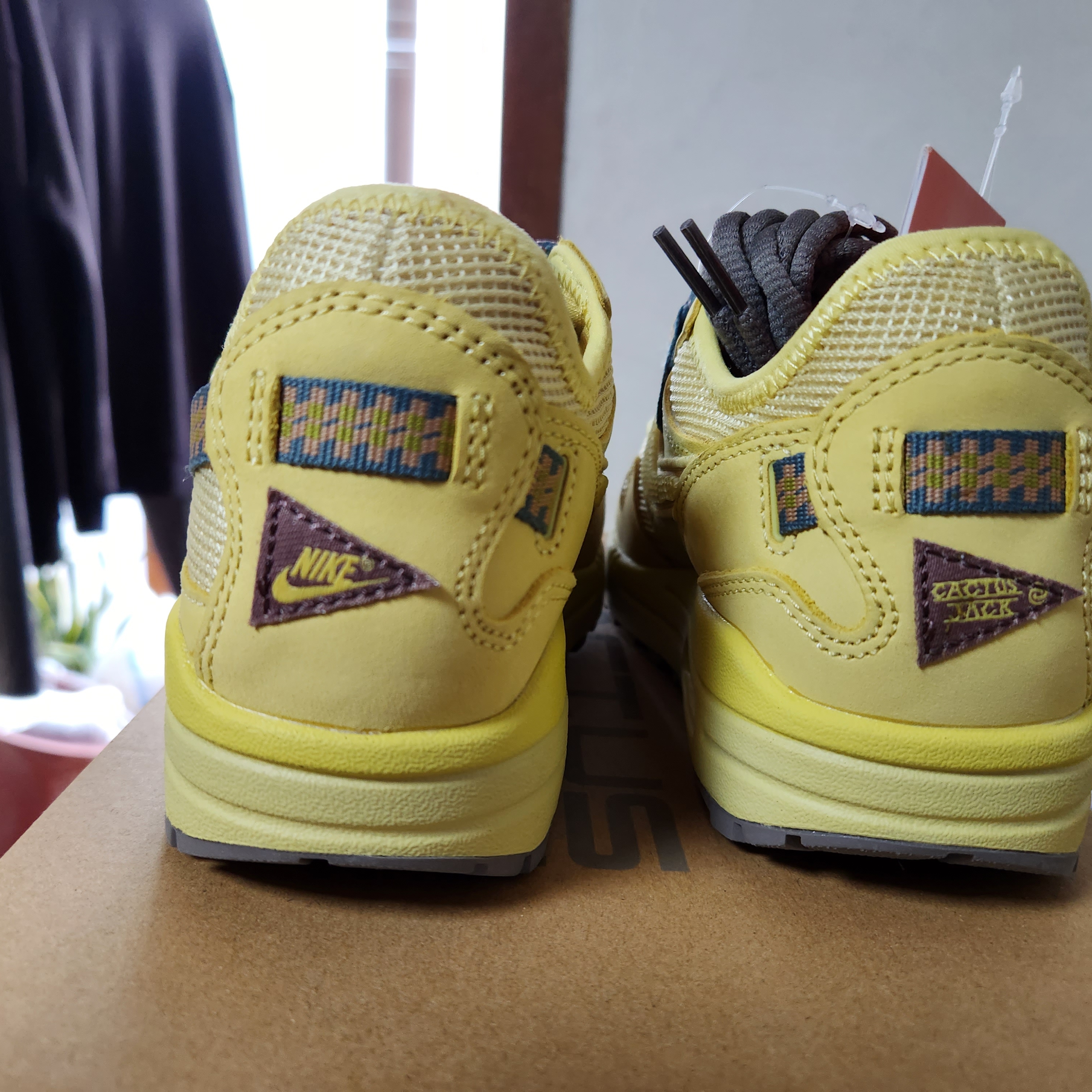 Nike x Travis Scott Air Max 1 Cact.us Gold 착용 스타일 - 4