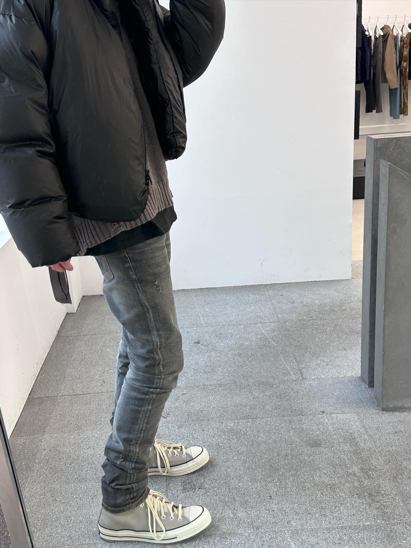Undermycar Legion.03 Slim Fit Blue Stitch Washed Jeans Washed Gray, Converse x Fear of God Essentials Chuck 70 Hi Grey 착용 스타일 - 1