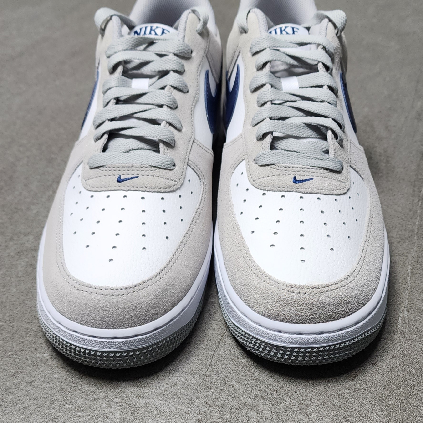 Nike Air Force 1 '07 Light Smoke Grey Midnight Navy 착용 스타일 - 3