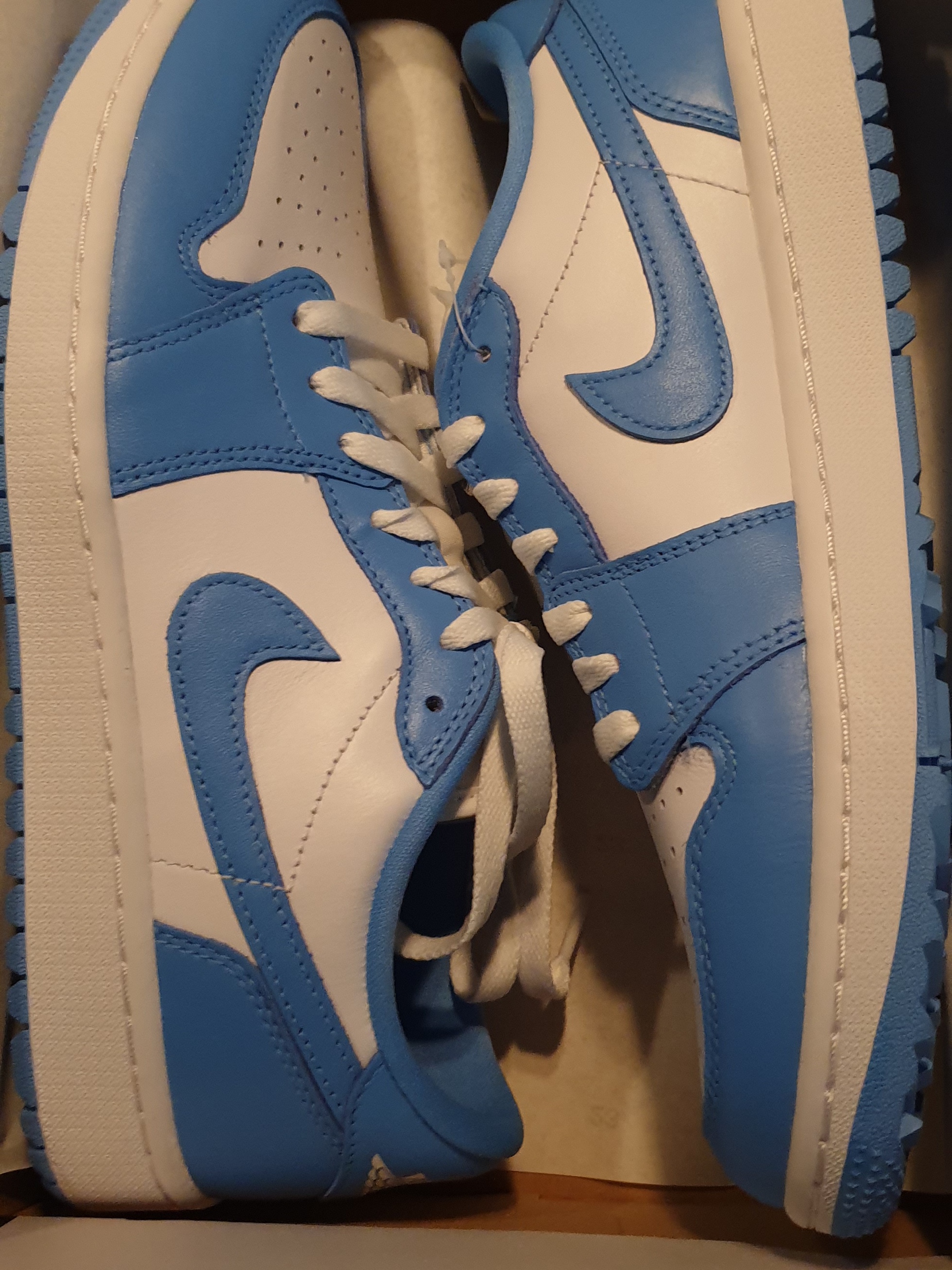 Jordan 1 Low Golf White and University Blue 착용 스타일