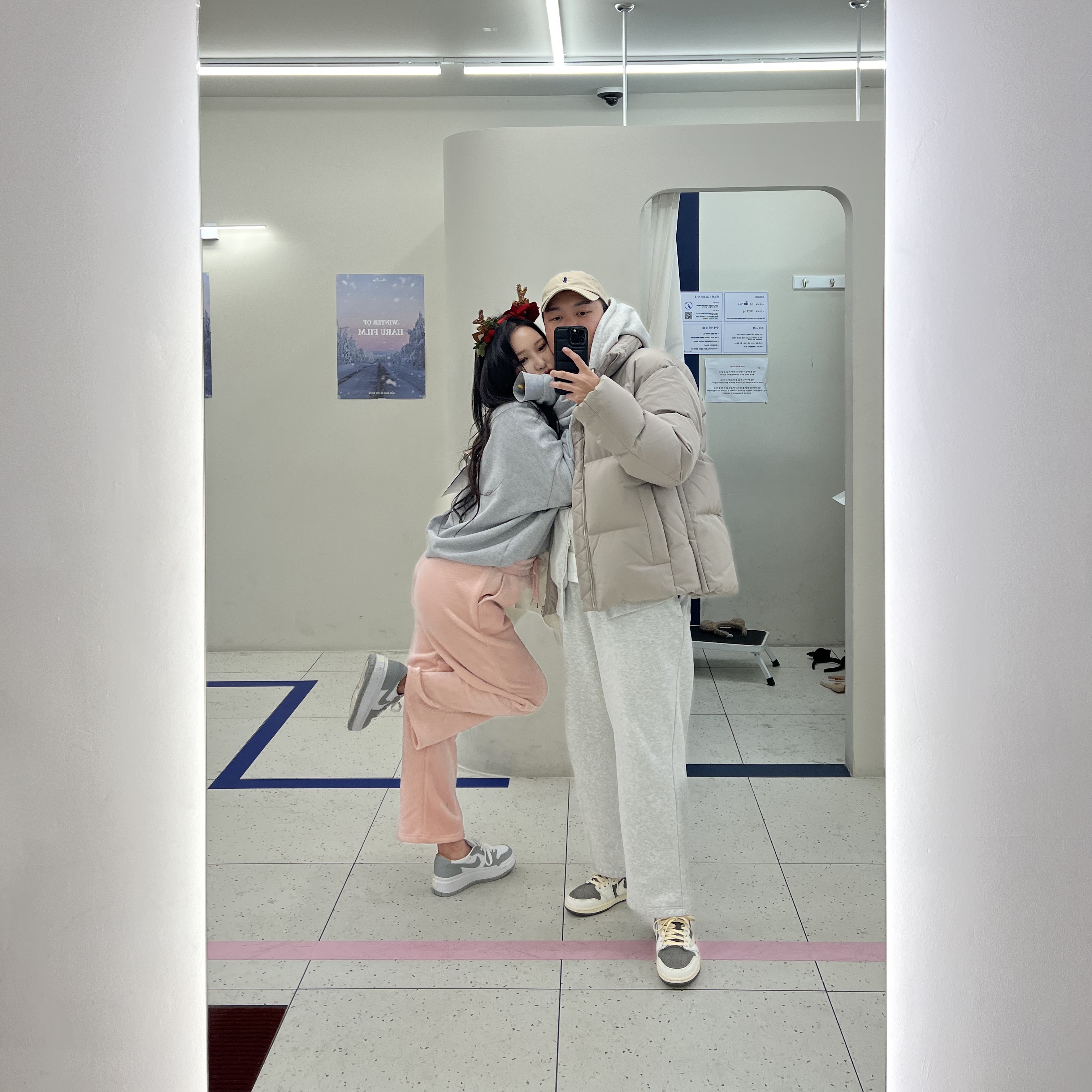 Jordan 1 x Travis Scott Retro Low OG SP Sail and Ridgerock, (W) Jordan 1 Elevate Low White and Wolf Grey 착용 스타일