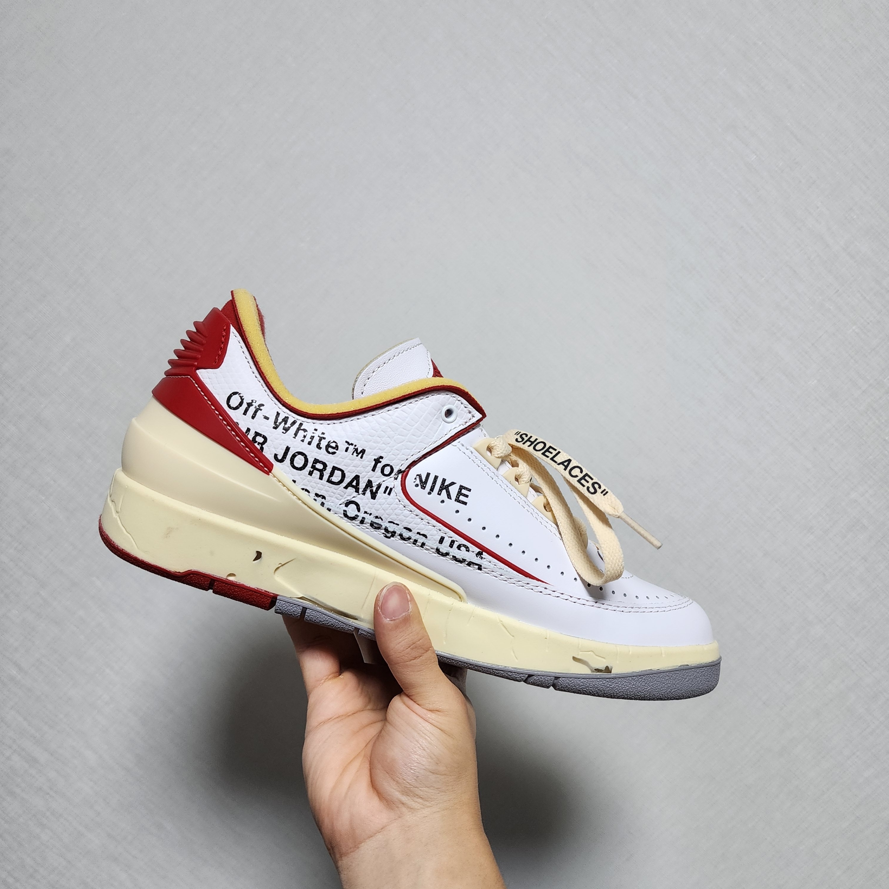 Jordan 2 x Off-White Retro Low SP White and Varsity Red 착용 스타일 - 3