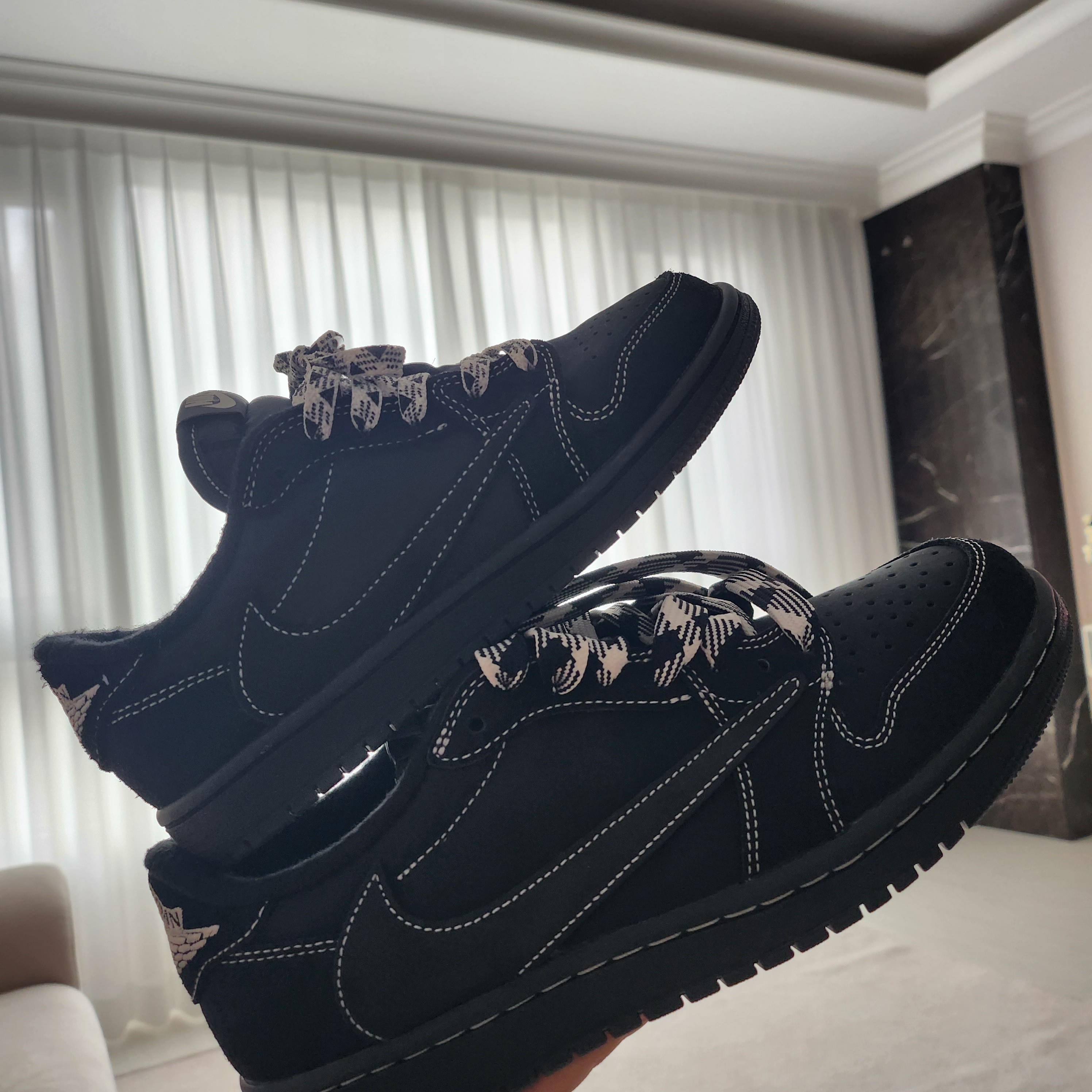 Jordan 1 x Travis Scott Retro Low OG SP Black Phantom 착용 스타일