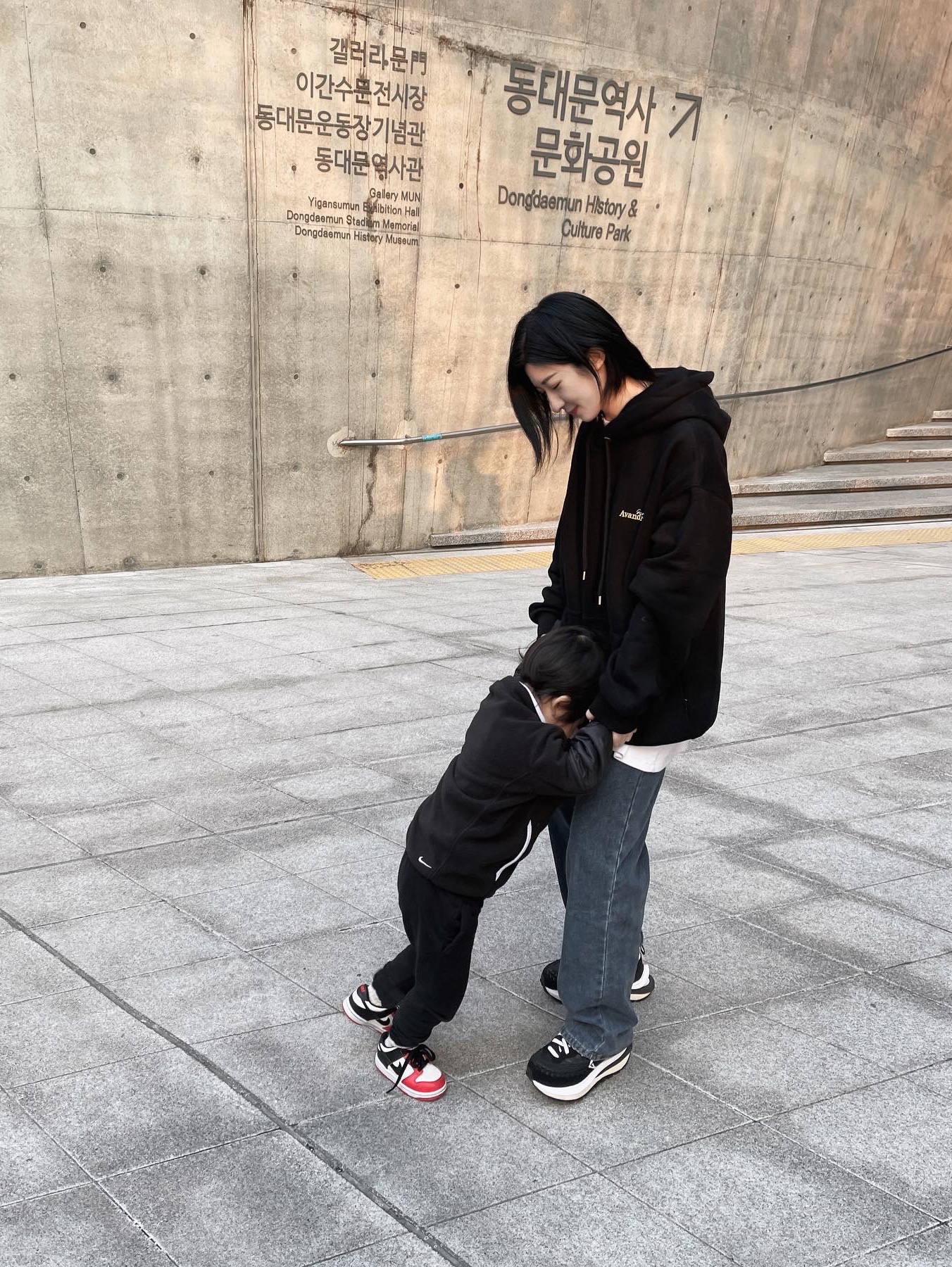 Nike x Sacai x Jean Paul Gaultier VaporWaffle Black White, (TD) Nike x NBA Dunk Low Black and Chile Red 착용 스타일 - 2