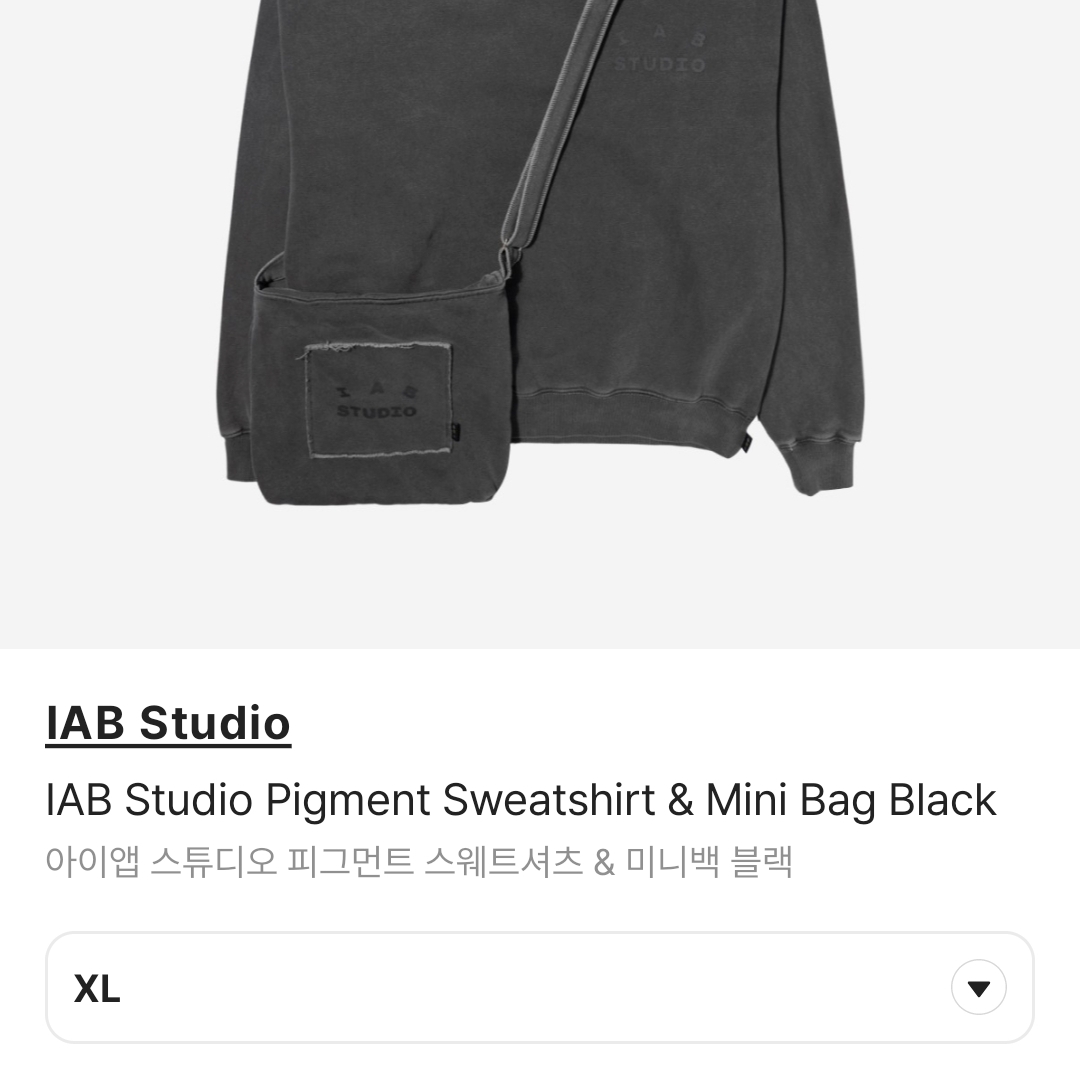 IAB Studio Pigment Sweatshirt & Mini Bag Black 착용 스타일