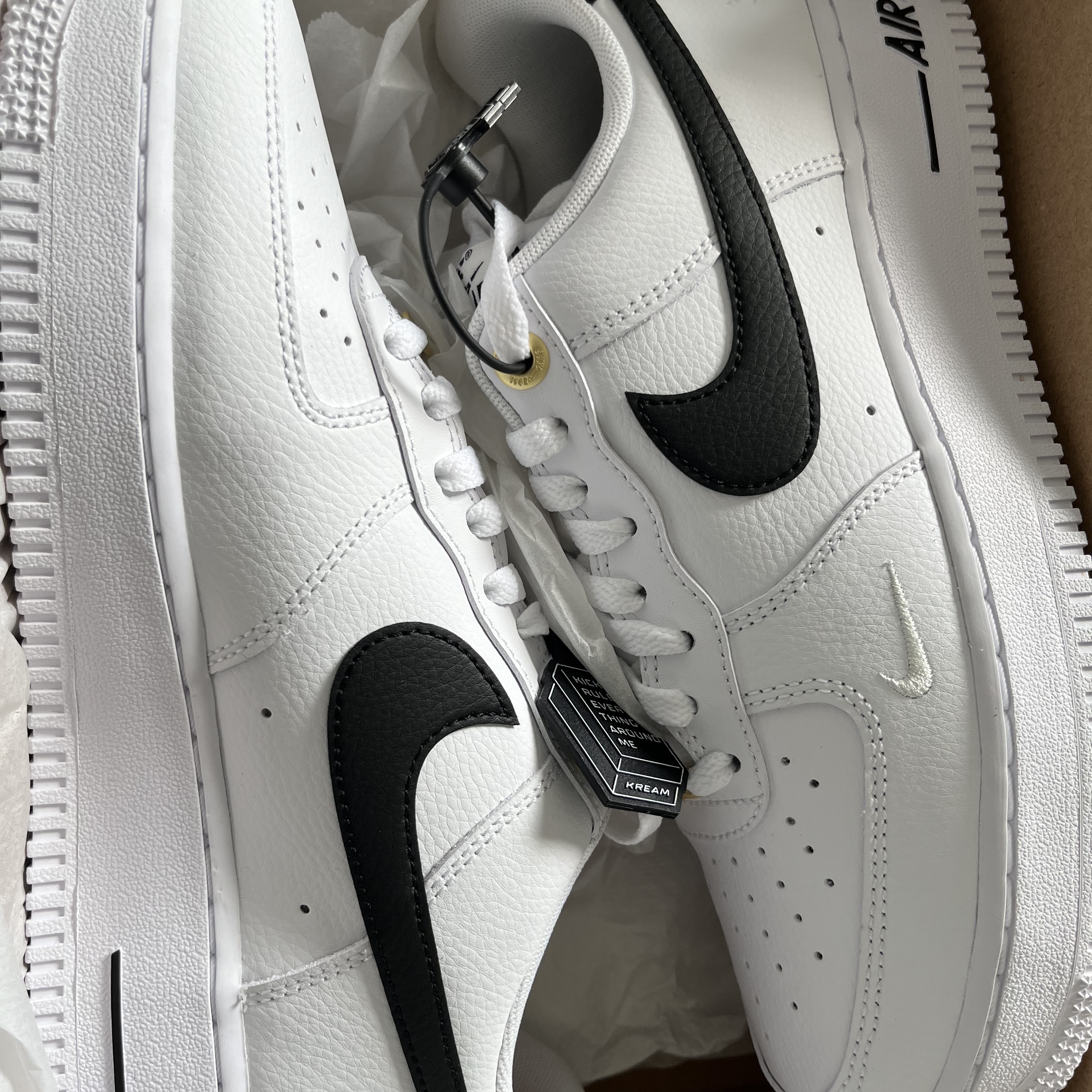 Nike Air Force 1 '07 LV8 40th Anniversary Join Forces White Black 착용 스타일 - 1
