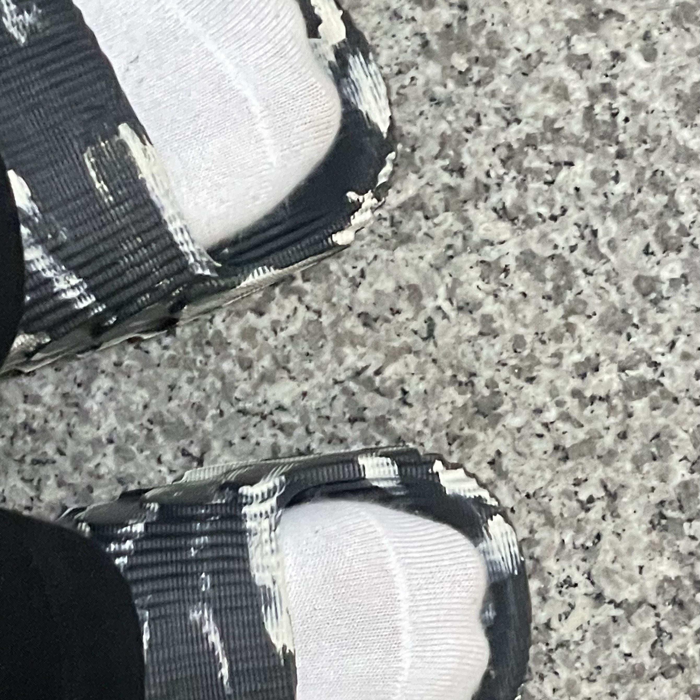 Adidas Adilette 22 Carbon Aluminium 착용 스타일
