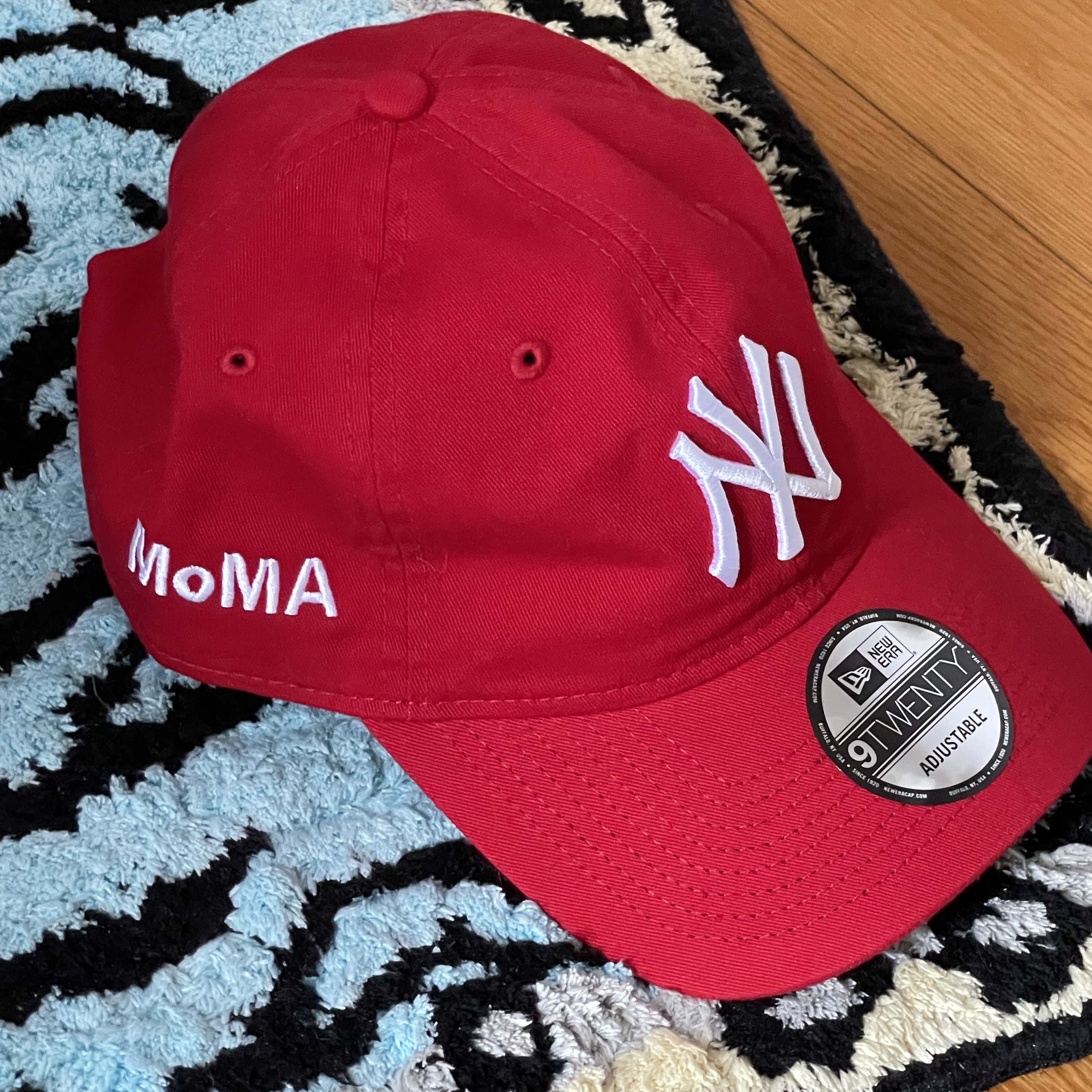 New Era x MoMA New York Yankees Cap Black 착용 스타일