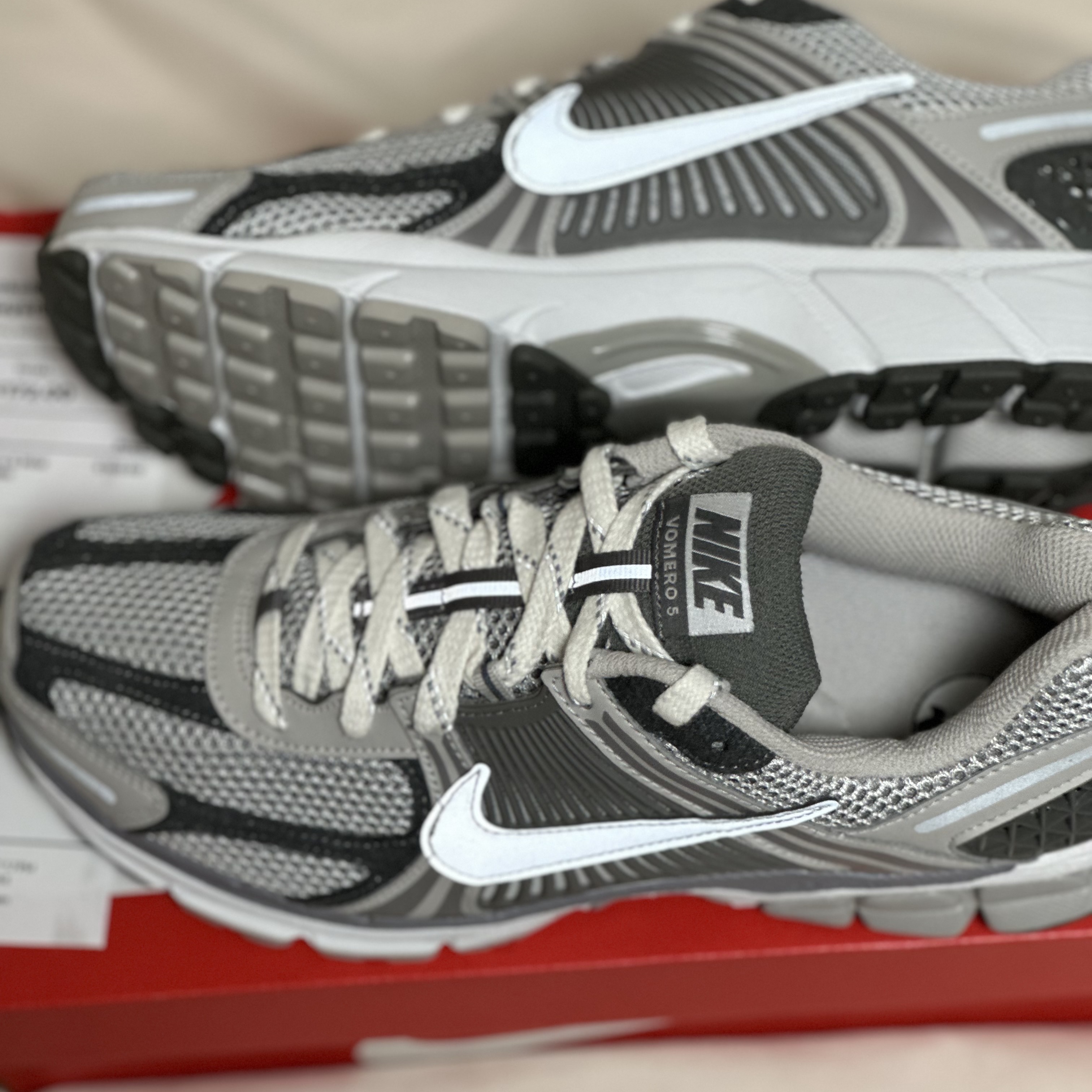 Nike Zoom Vomero 5 PRM Light Iron Ore and Flat Fewter 착용 스타일 - 2