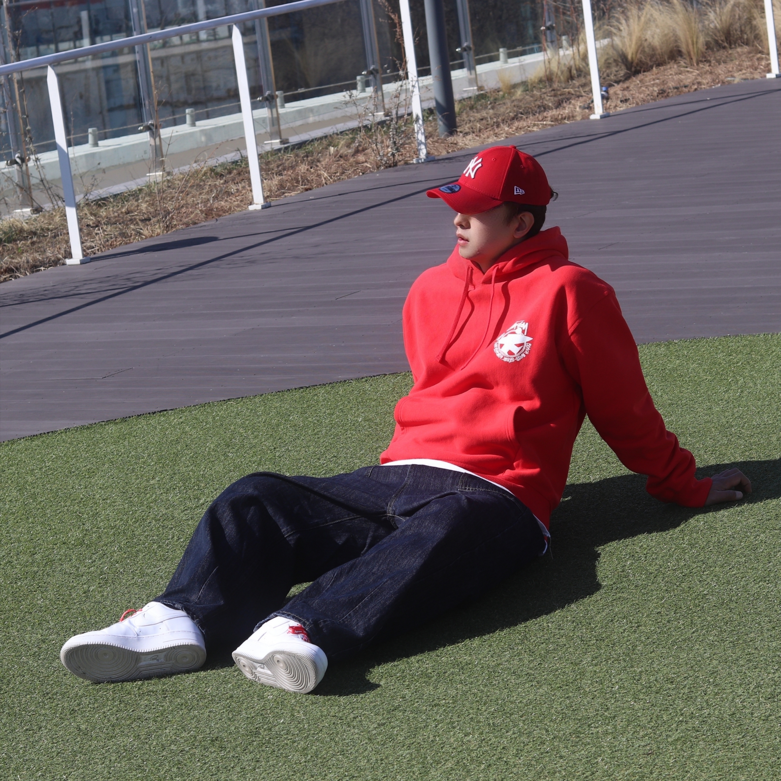 Stussy Beach Roots Hoodie Red, Nike x Supreme Air Force 1 Low White 착용 스타일 - 3
