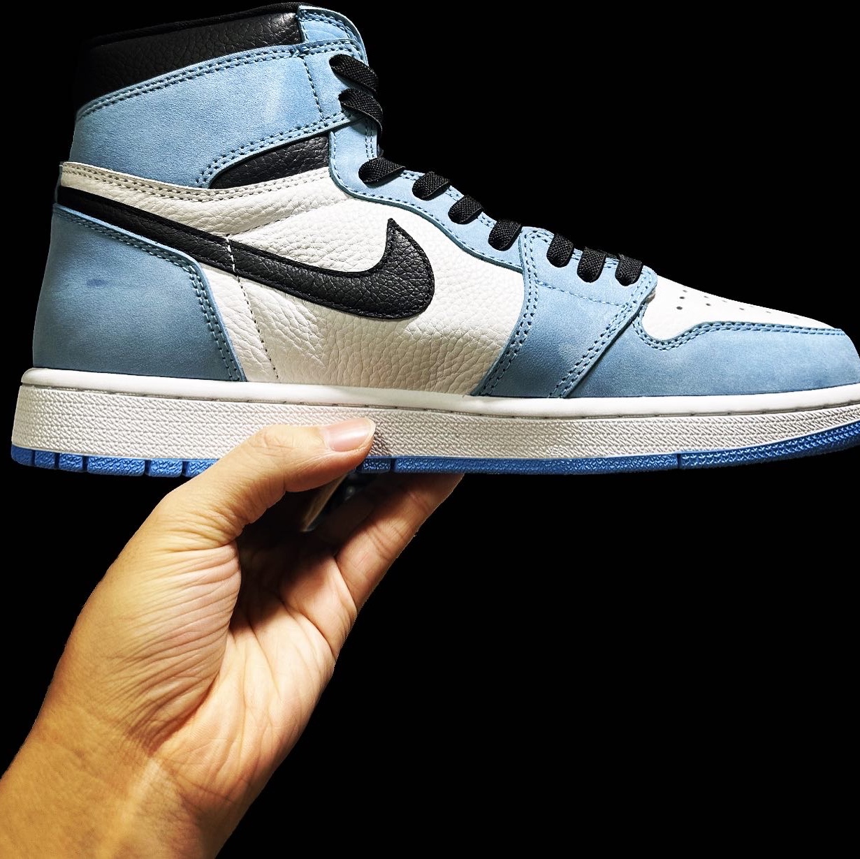 Jordan 1 Retro High OG University Blue 착용 스타일 - 3