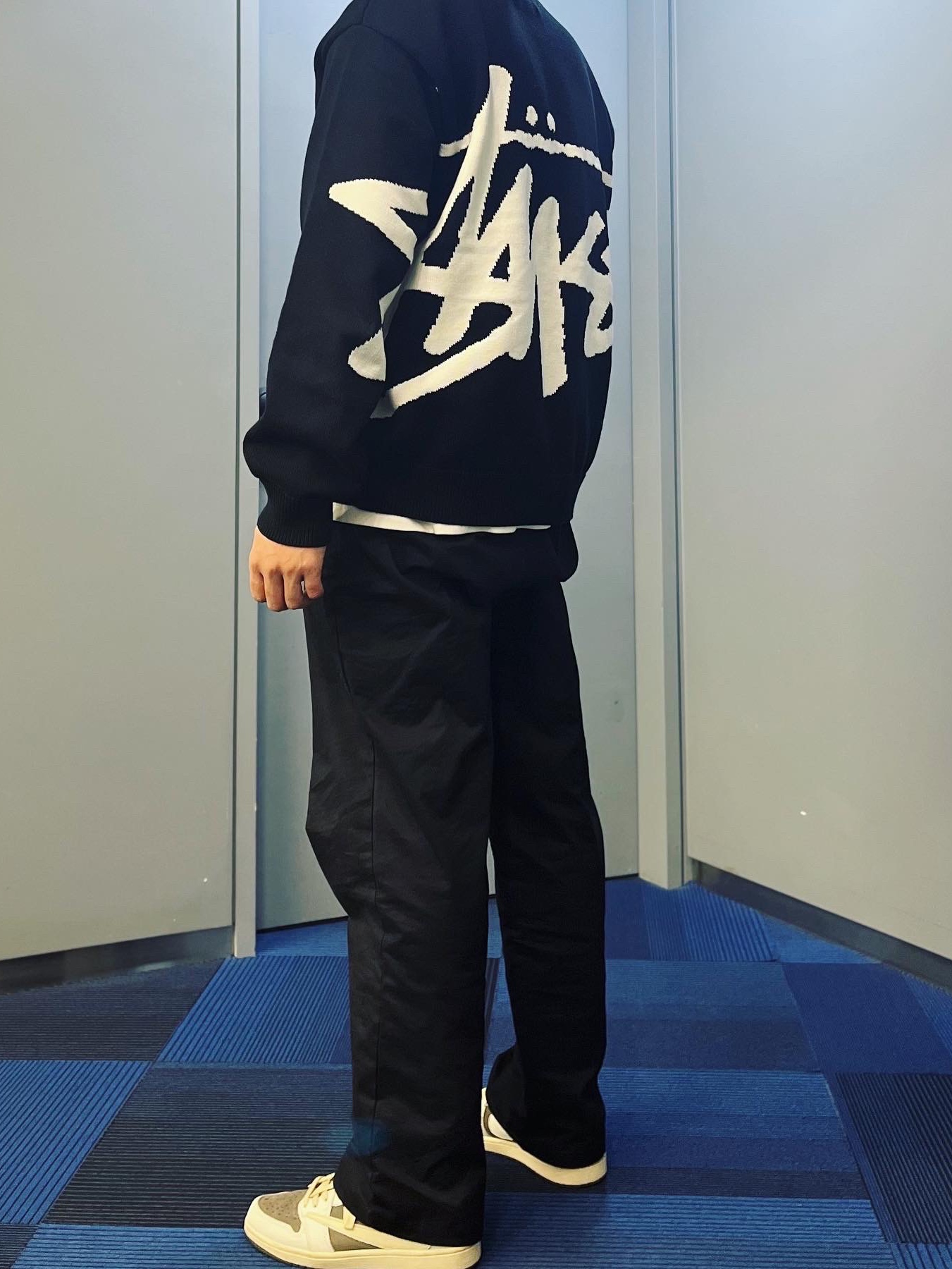 Stussy Stock Sweater Black, Jordan 1 x Travis Scott Retro Low OG SP Sail and Ridgerock 착용 스타일 - 2