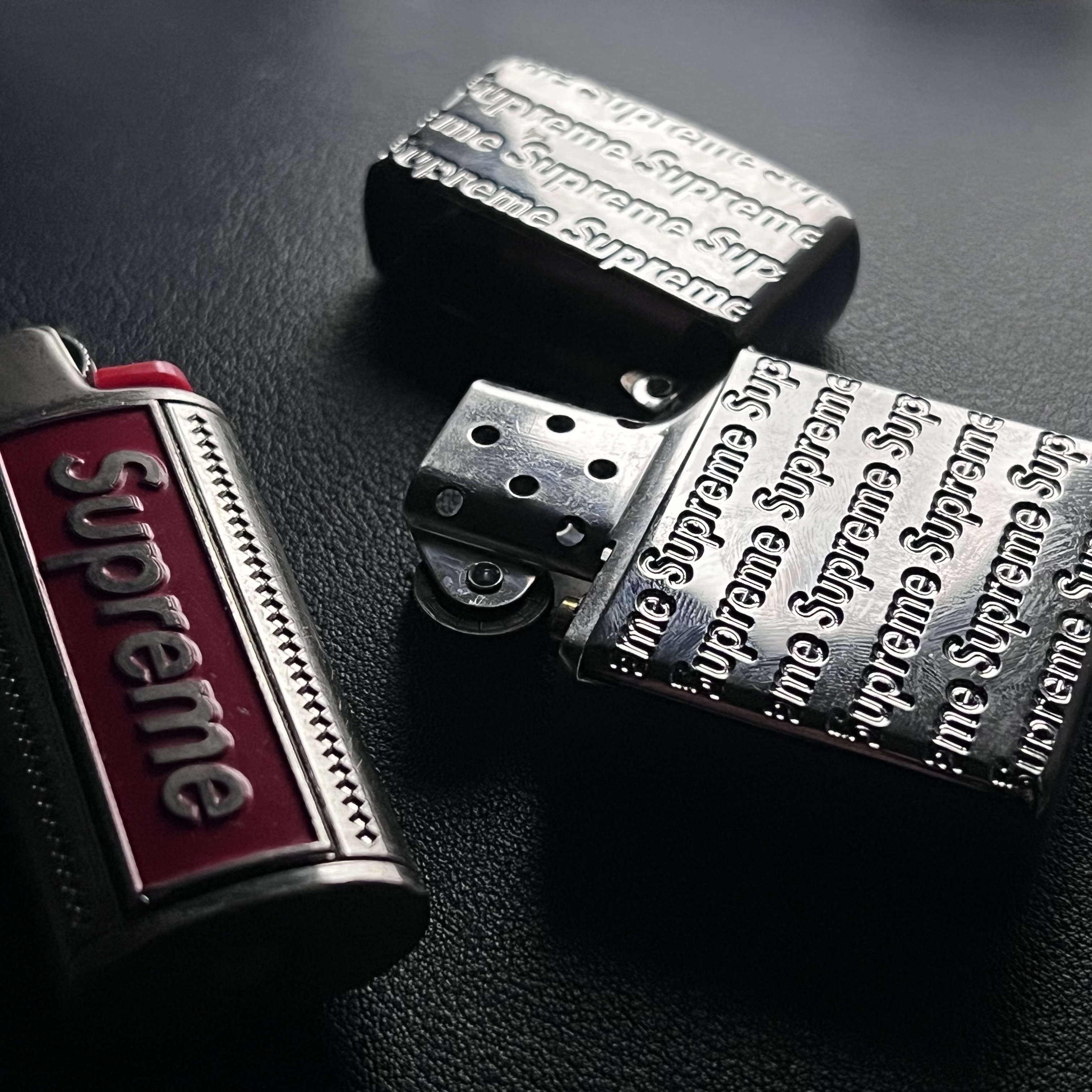 Supreme Repeat Engraved Zippo Silver - 22FW, Supreme Metal Lighter Holster - 19SS 착용 스타일