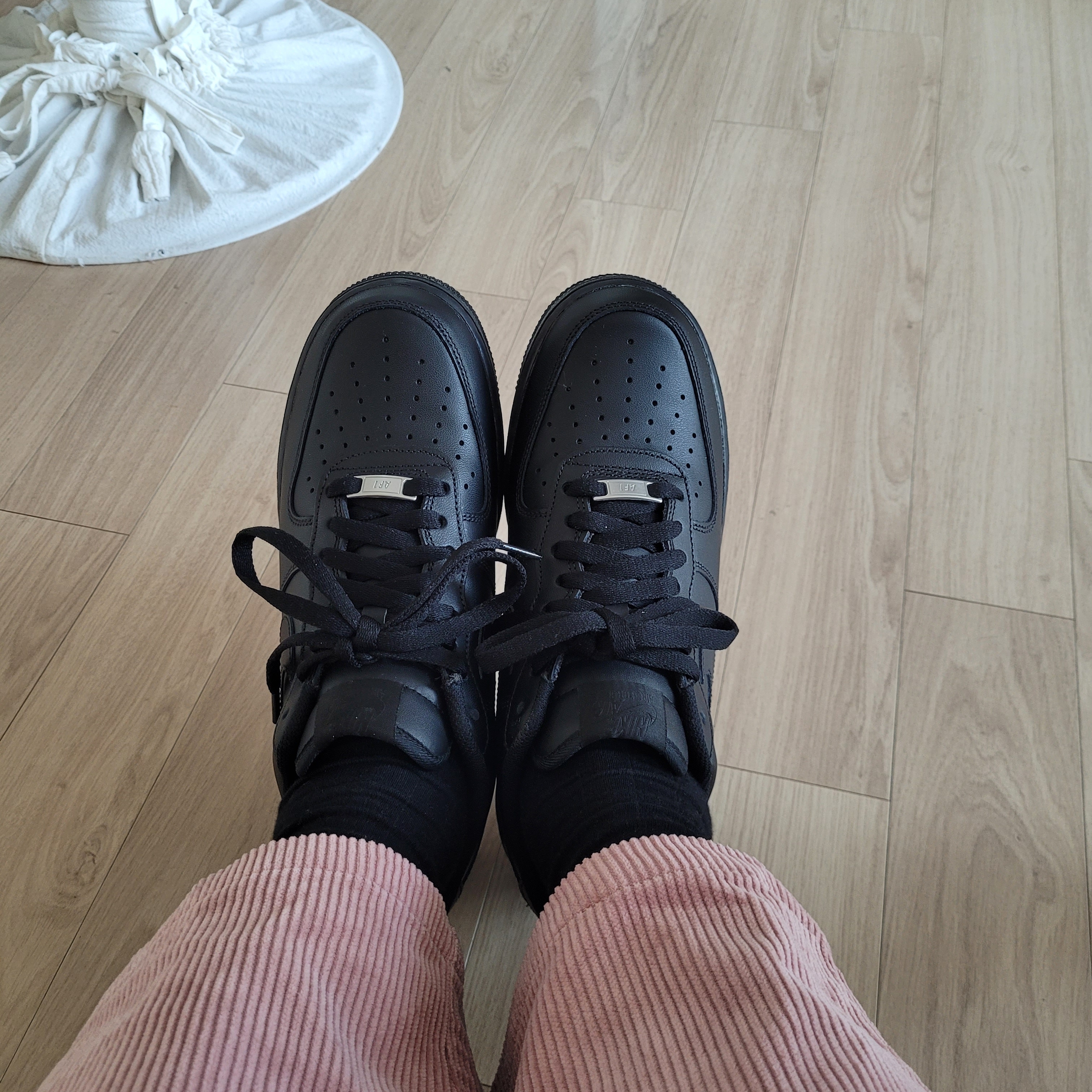 Nike Air Force 1 '07 Low Triple Black 착용 스타일