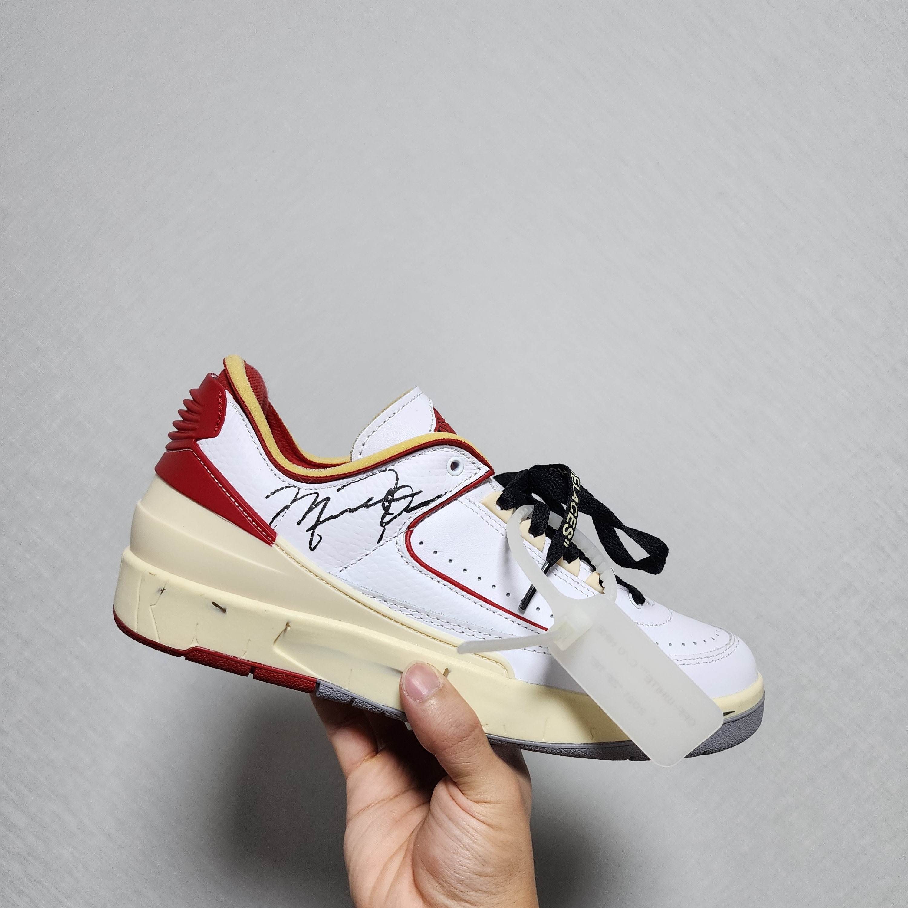 Jordan 2 x Off-White Retro Low SP White and Varsity Red 착용 스타일 - 4