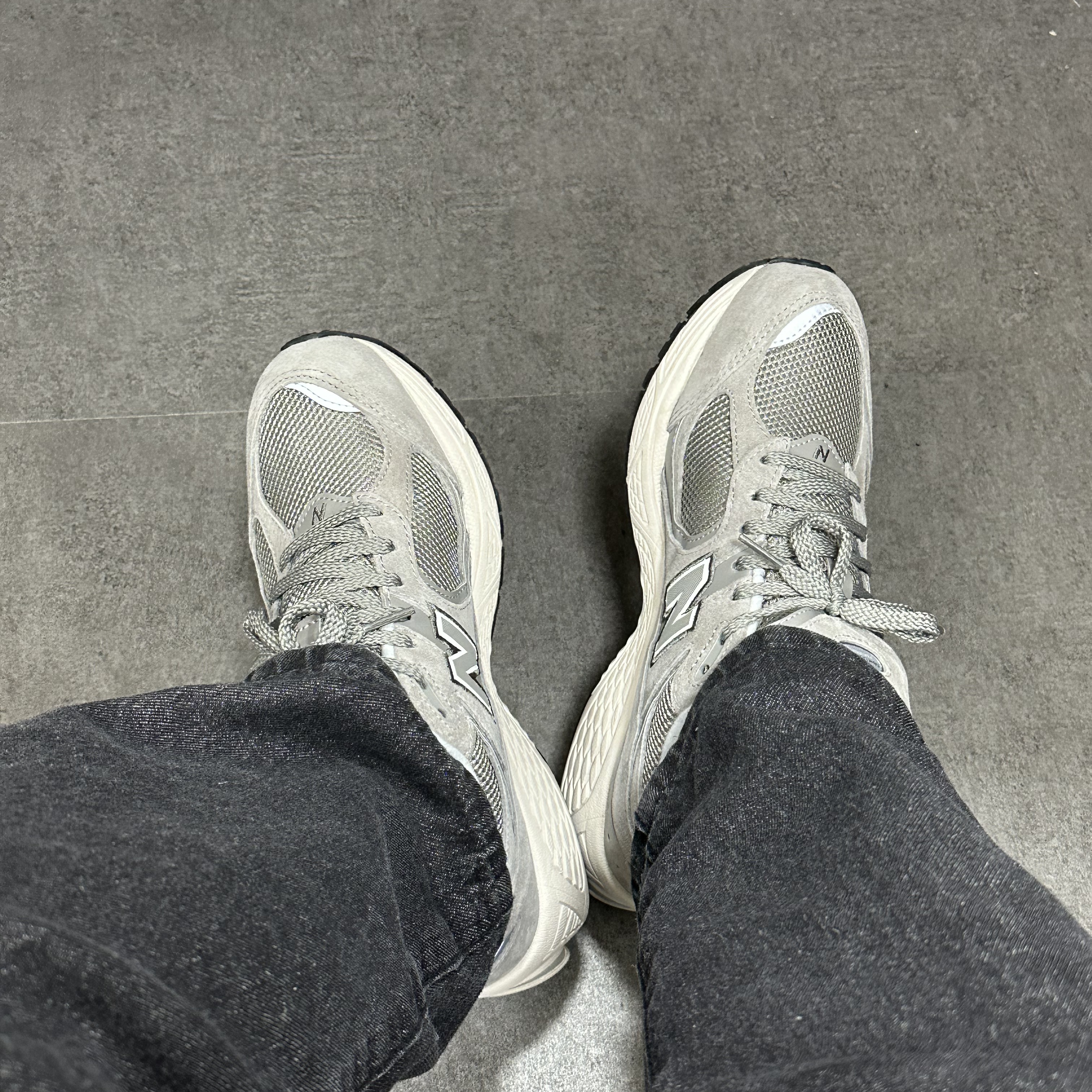 New Balance 2002R Grey 착용 스타일
