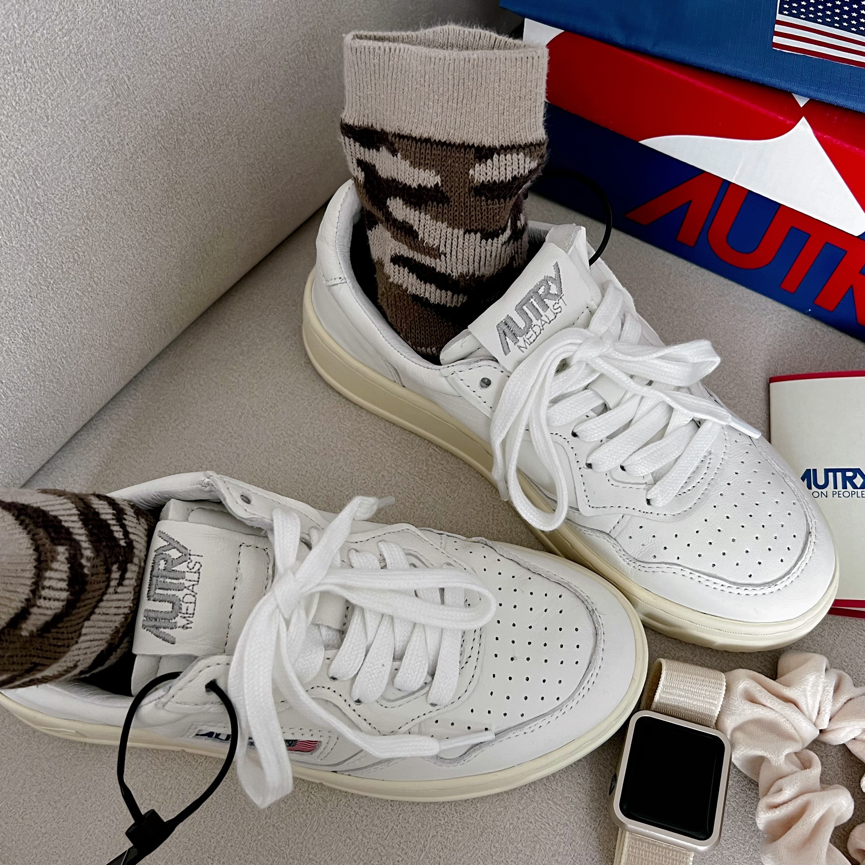 (W) Autry Medalist Low Goatskin Sneakers White 착용 스타일 - 2