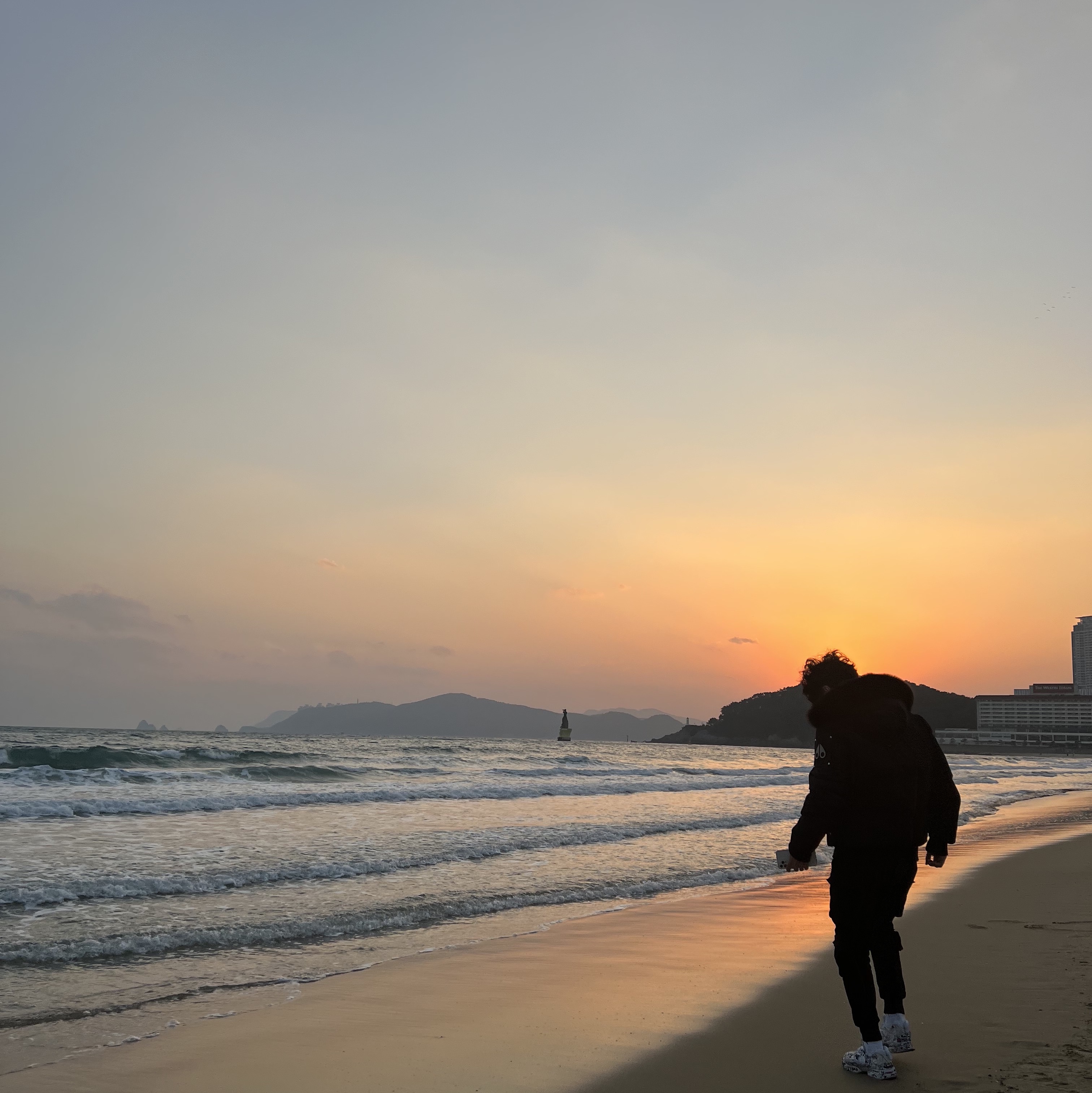 Moose Knuckles Ballistic Bomber Black Fox Fur Black, Reebok x Vetements Instapump Fury Doodle 착용 스타일