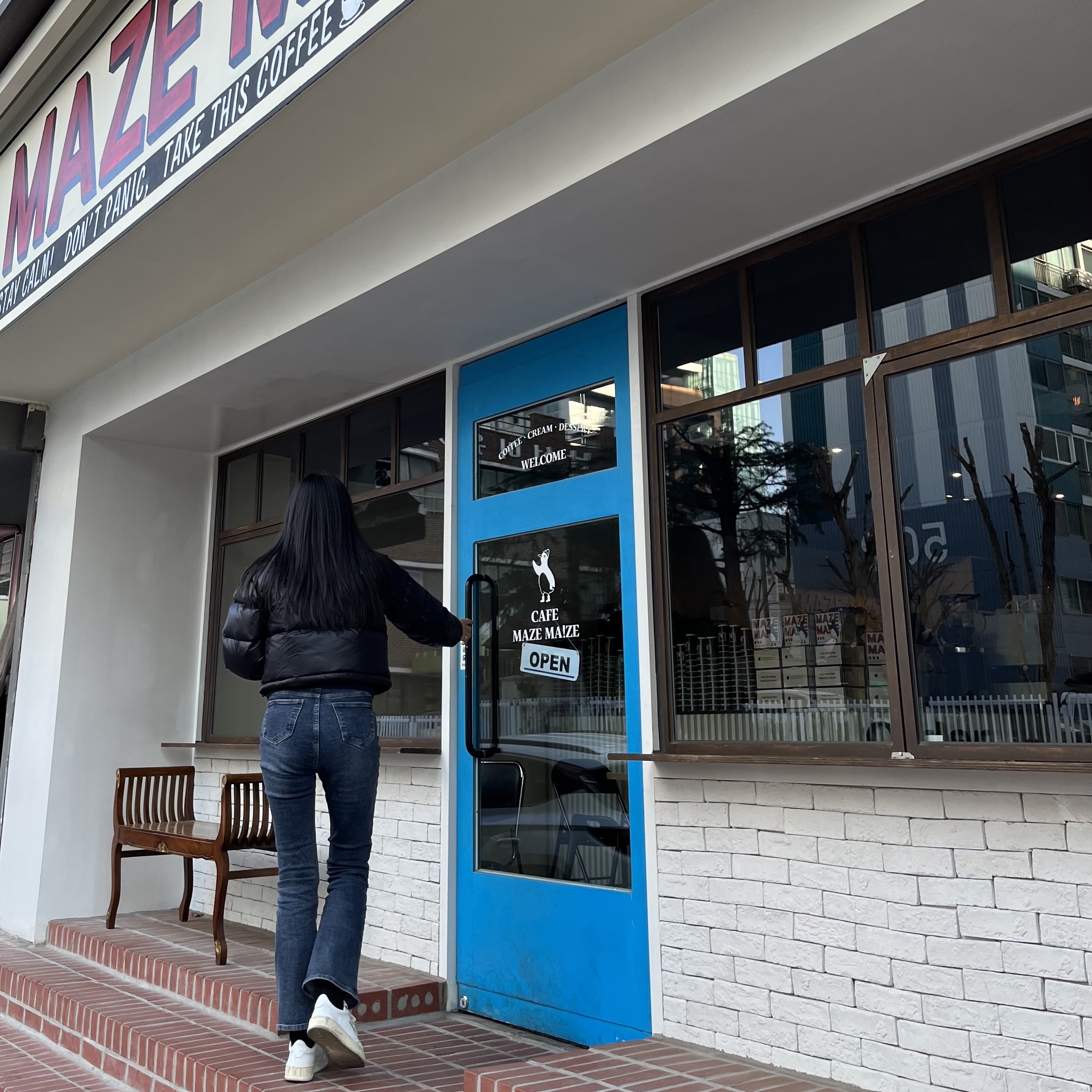 (W) The North Face Nuptse Short Jacket Black, (W) Autry Medalist Low Leather Sneakers White 착용 스타일 - 1