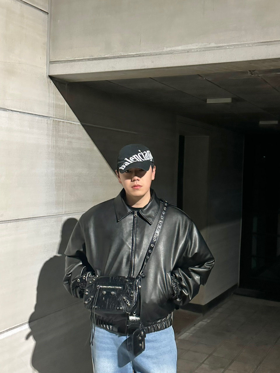 Balenciaga Crocodile Embossed Le Cagole XS Shoulder Bag Black, Yeezy Gap Engineered By Balenciaga Flame Cap Black 착용 스타일 - 2