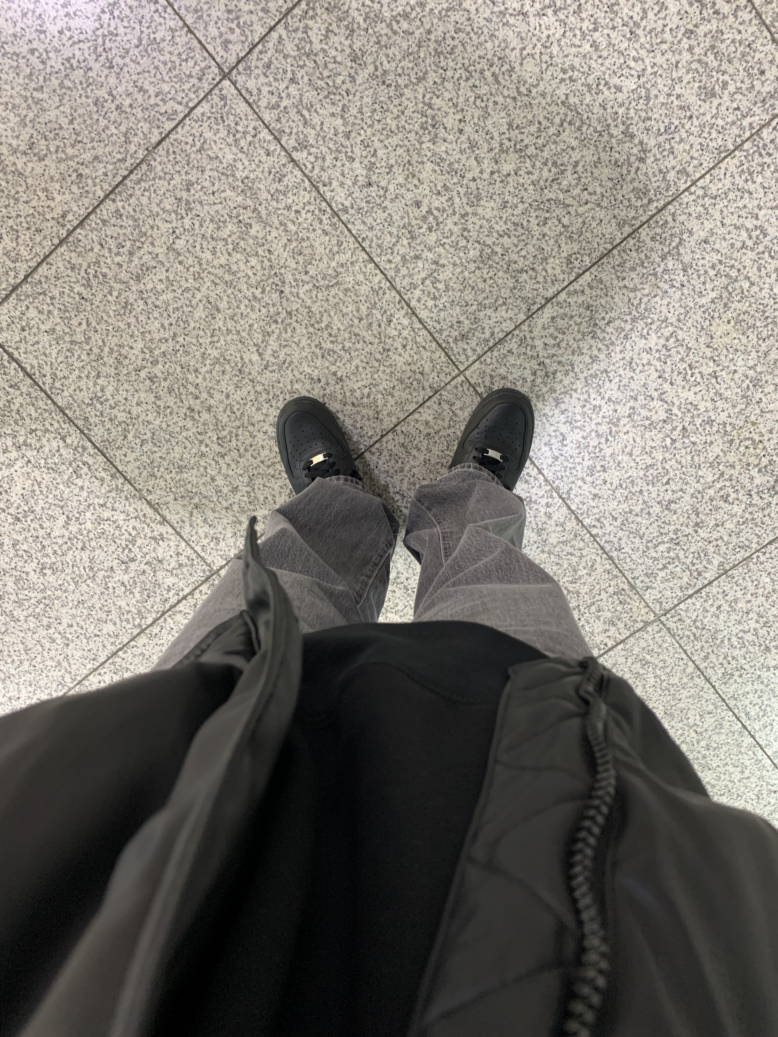 Nike Air Force 1 '07 Low Triple Black 착용 스타일