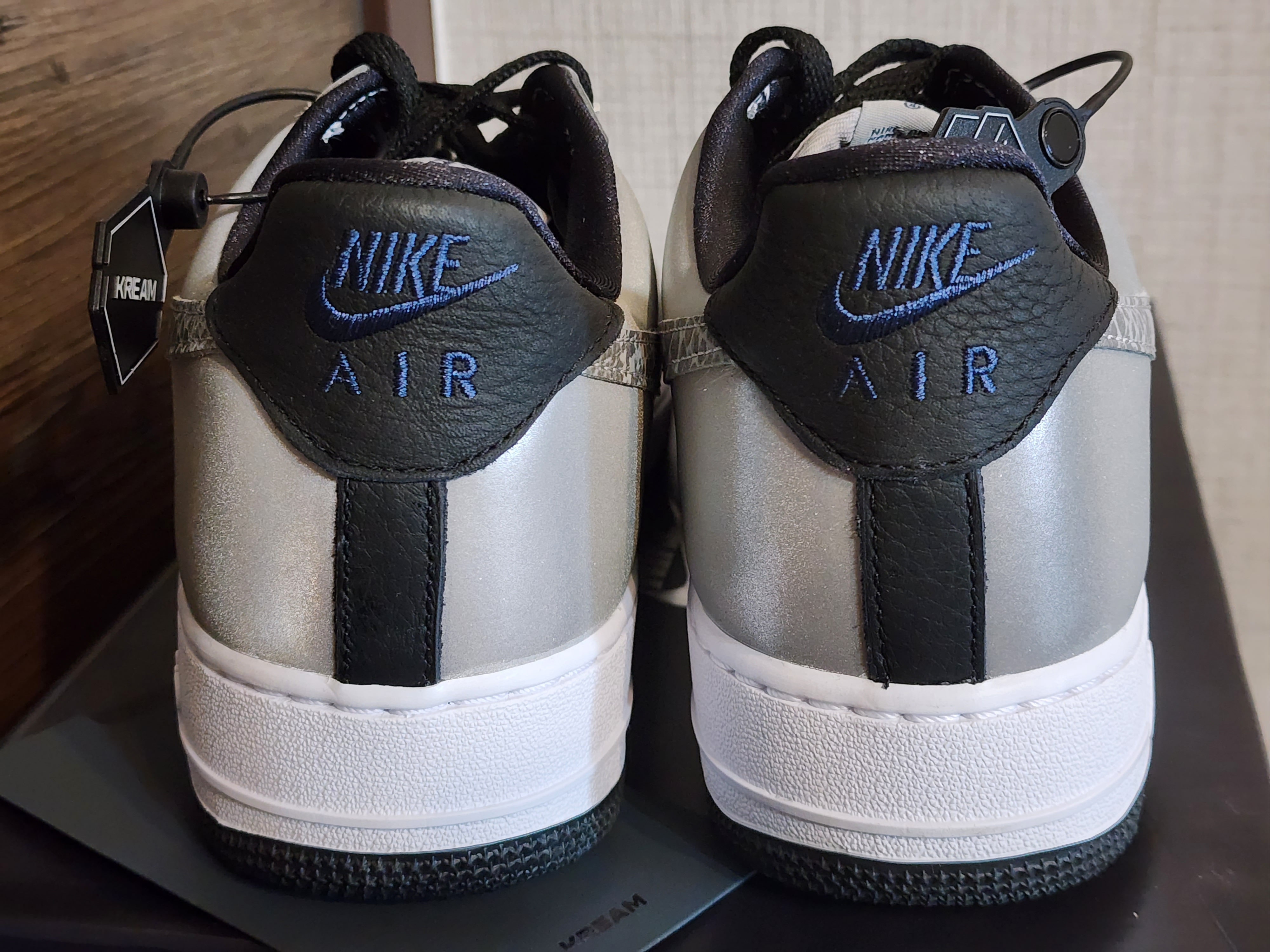 Nike Air Force 1 B Silver Snake 착용 스타일 - 4