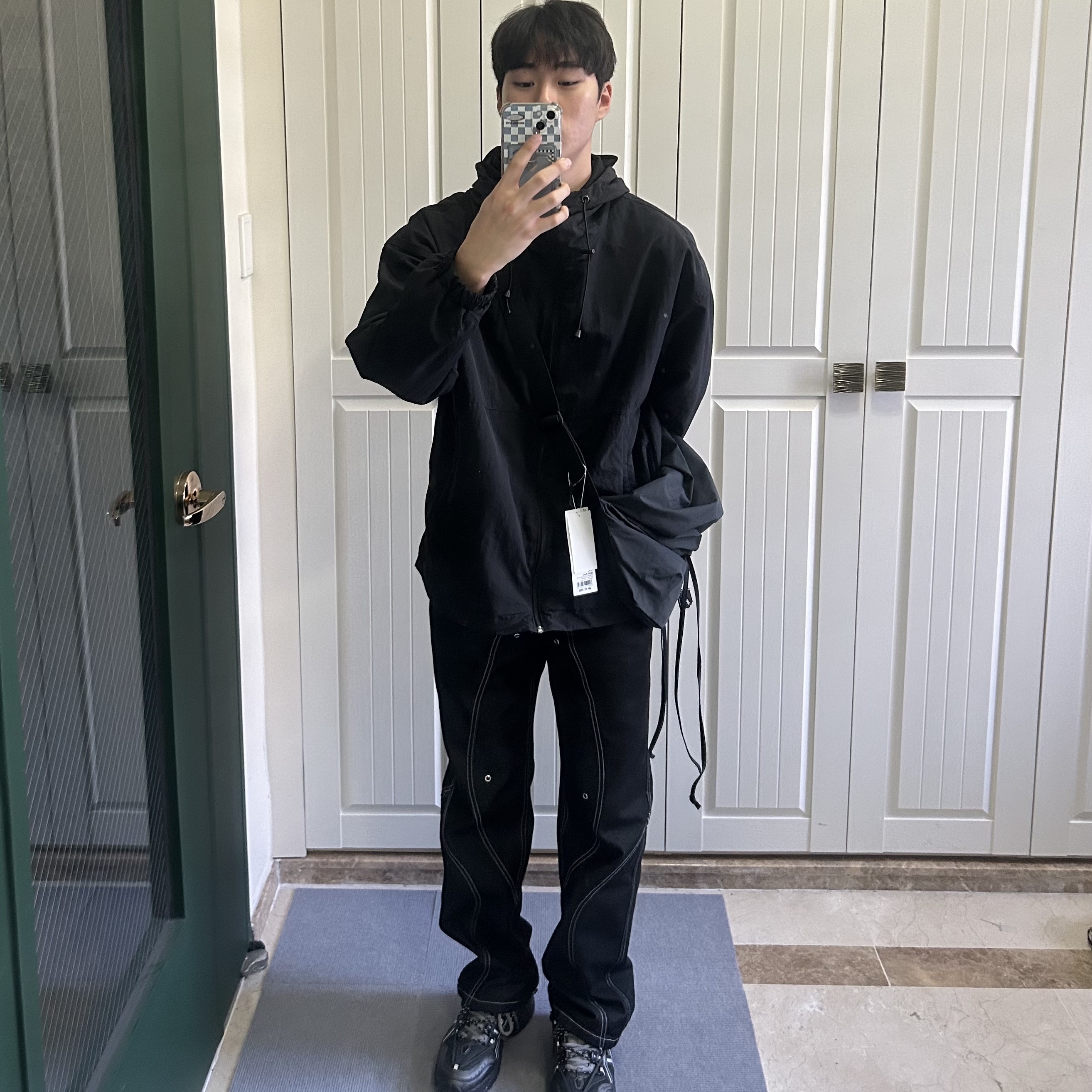 Asics x Andersson Bell Gel-1090 Black Silver, Uniqlo U Drawstring Shoulder Bag Black 착용 스타일 - 4