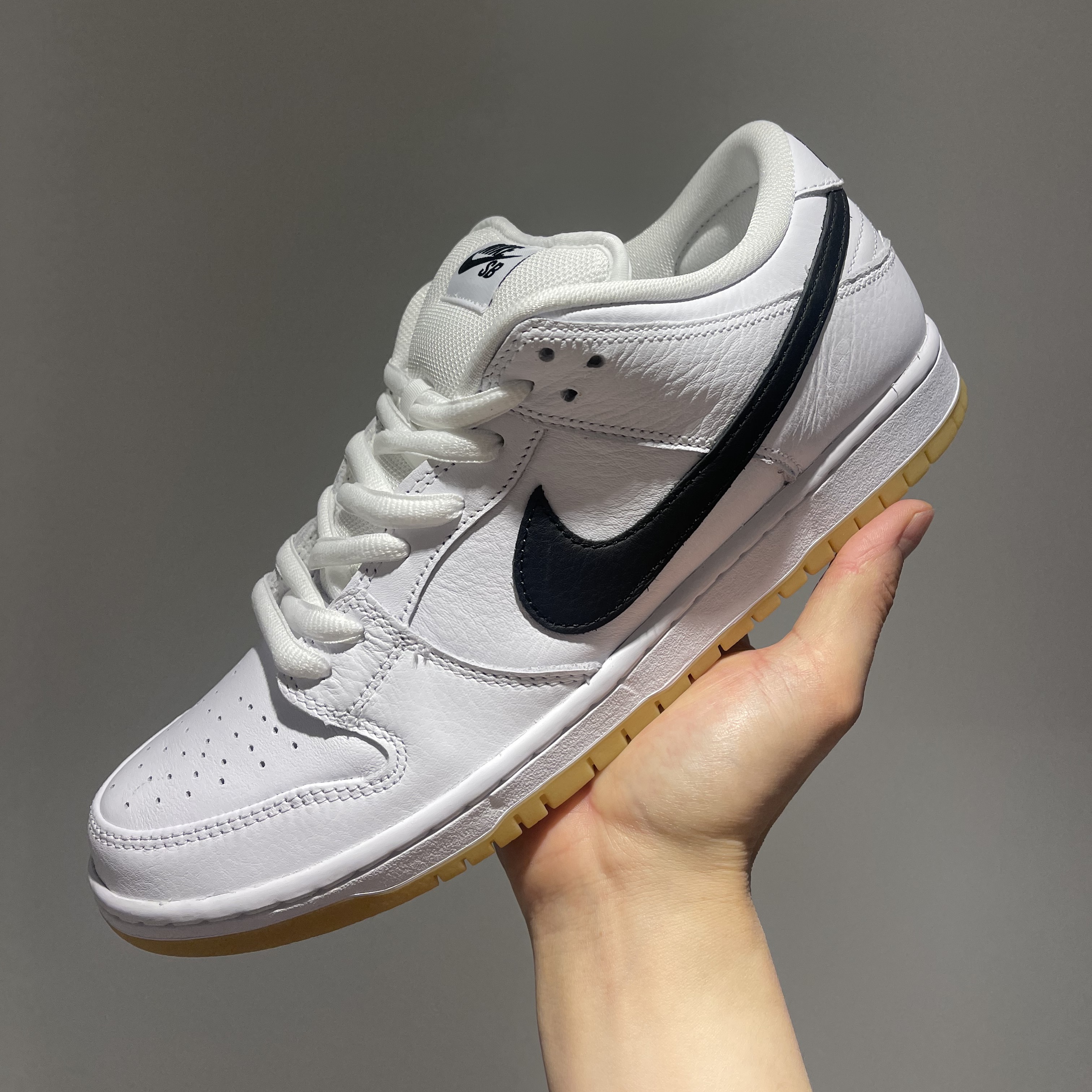Nike SB Dunk Low Pro Orange Label White, Nike SB Dunk Low Pro White and Gum Light Brown 착용 스타일 - 1