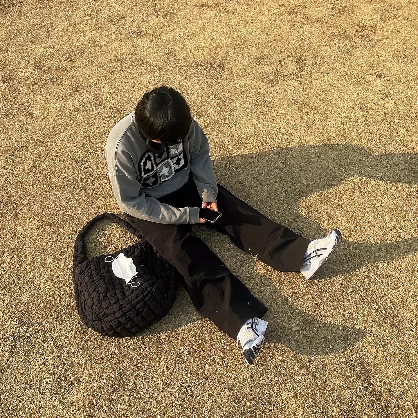 (W) Asics Gel-Kayano 14 White Midnight, COS Quilted Oversized Shoulder Bag Black 착용 스타일 - 2