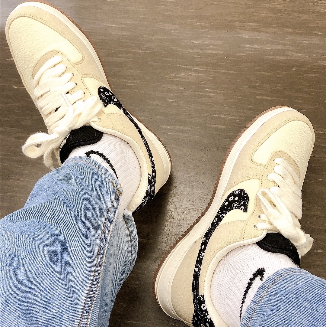 Nike Air Force 1 '07 LV8 Paisley Swoosh 착용 스타일