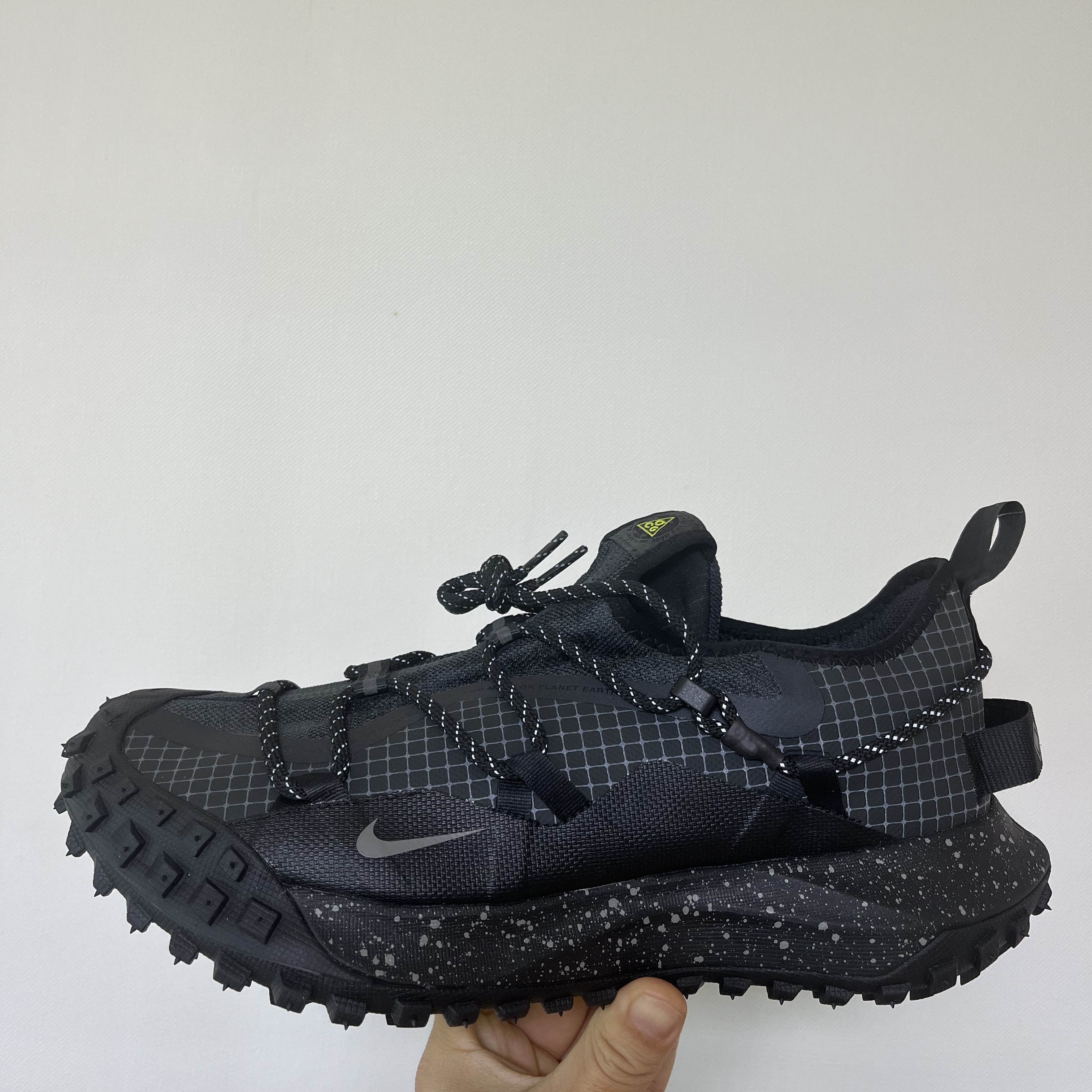 Nike ACG Mountain Fly Low Gore-Tex SE Dark Smoke Grey 착용 스타일 - 1