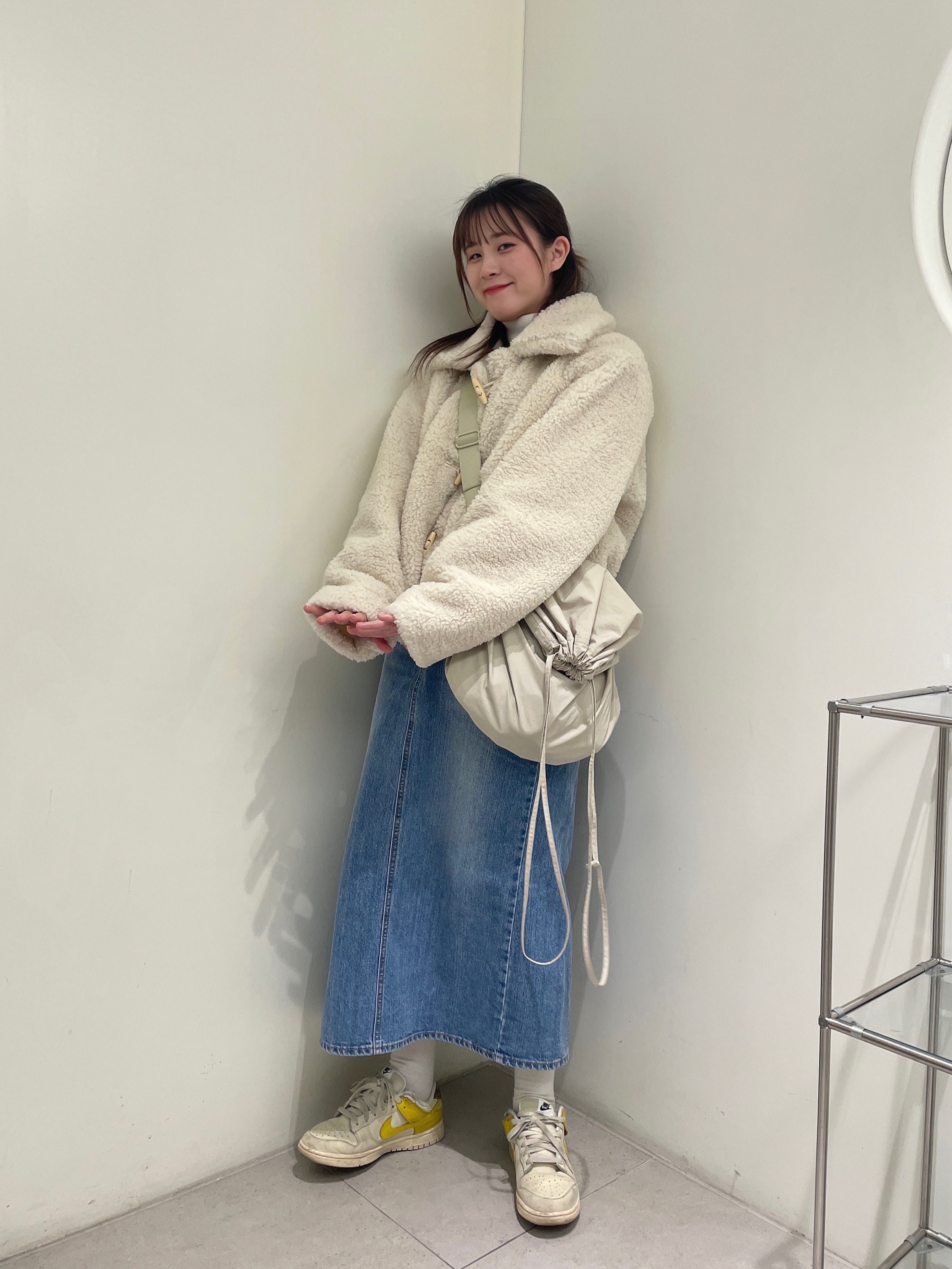 Uniqlo U Drawstring Shoulder Bag Natural, (W) Nike Dunk Low LX Banana 착용 스타일 - 2