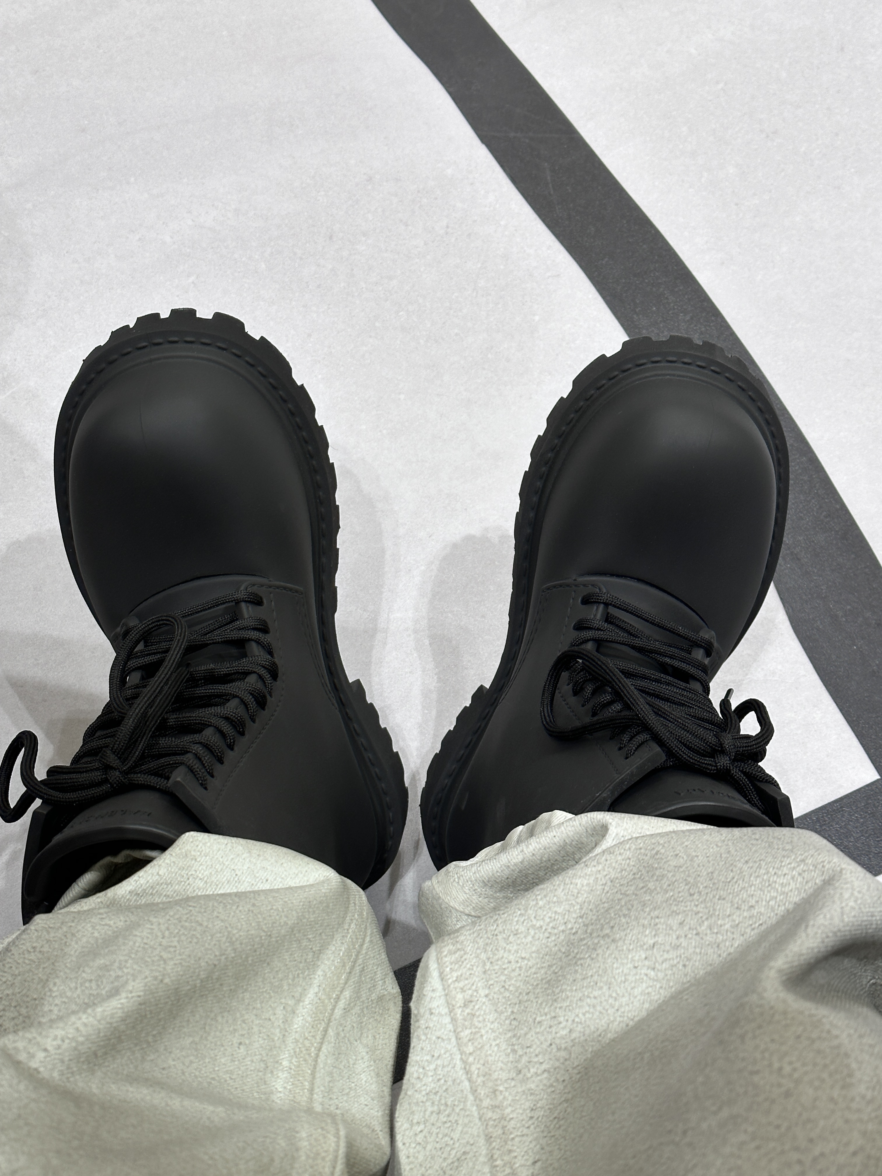 Balenciaga XL Army Boots Full Eva Black 착용 스타일 - 5