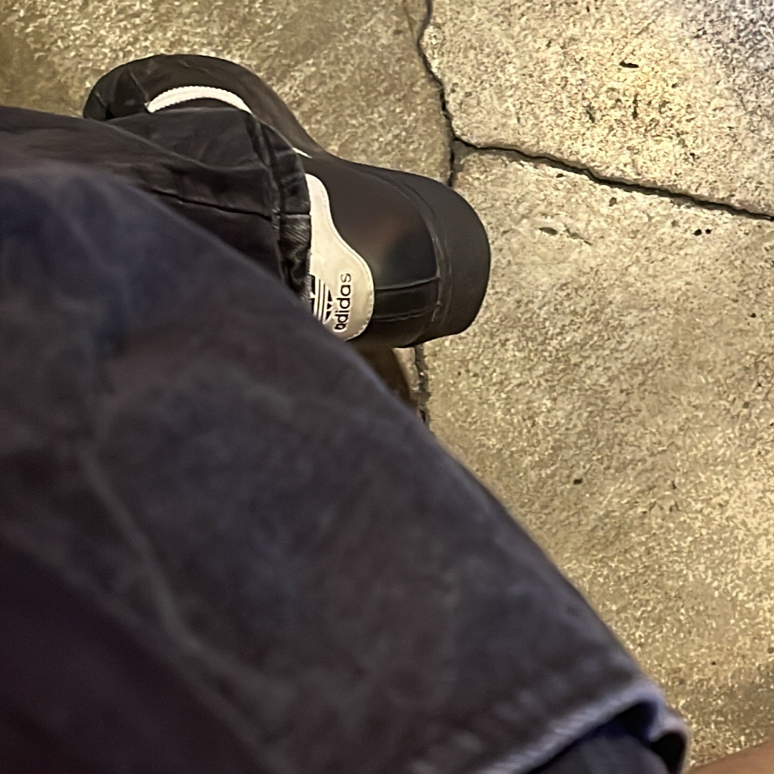 Adidas Superstar Core Black White 착용 스타일