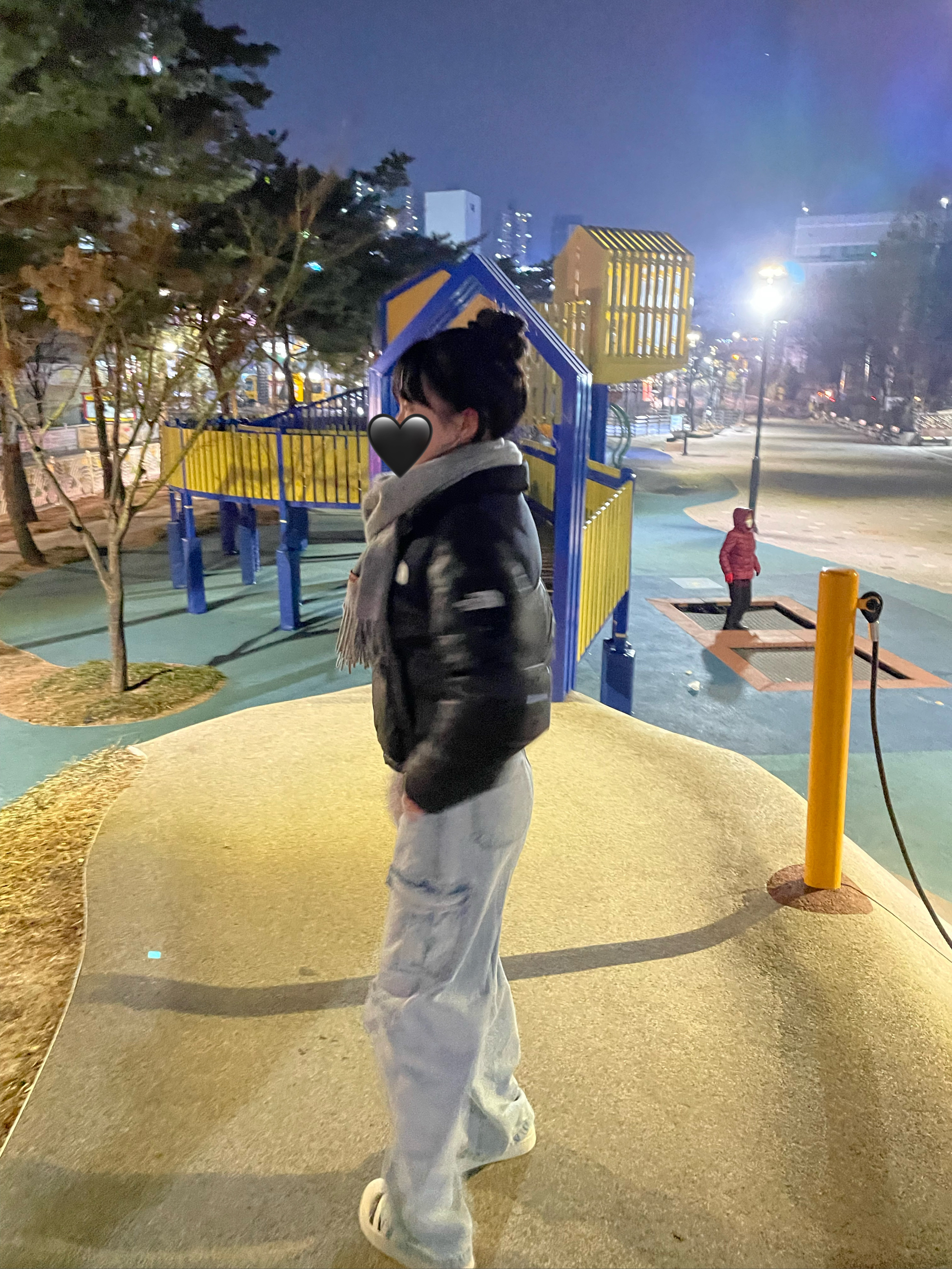 (W) The North Face White Label Novelty Nuptse Down Jacket Black, Adidas Puffylette Off White 착용 스타일 - 1