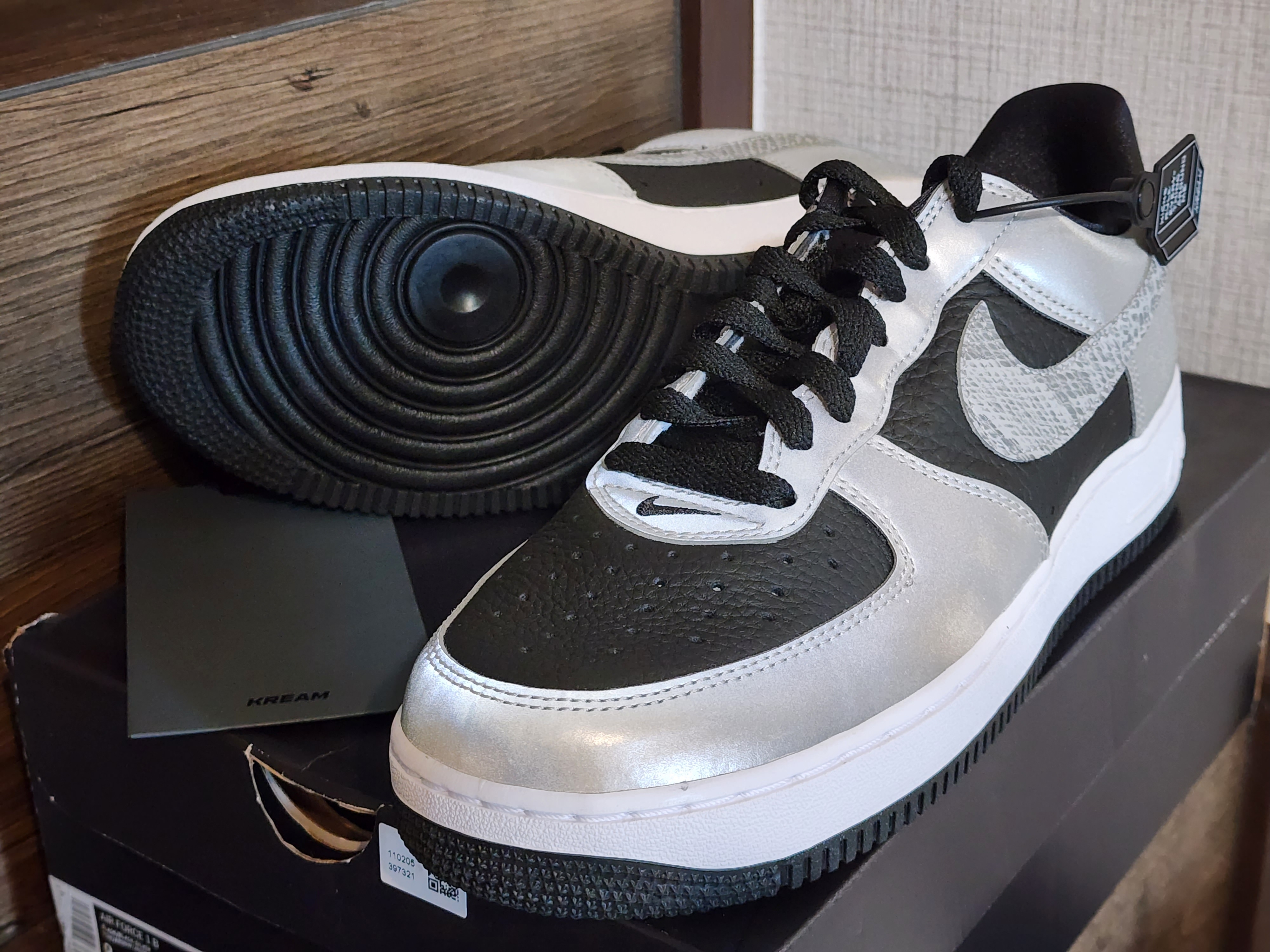 Nike Air Force 1 B Silver Snake 착용 스타일 - 1