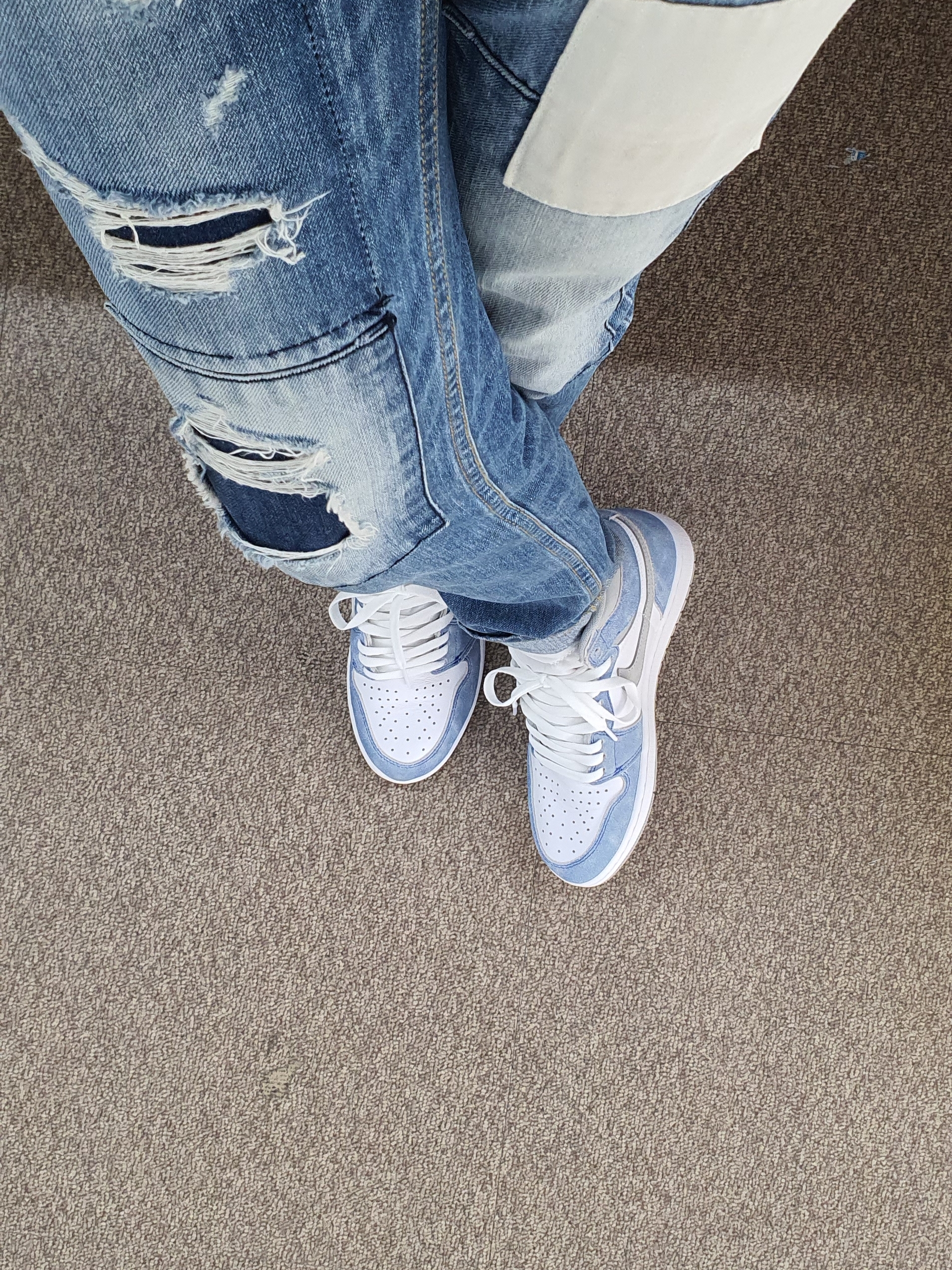 Jordan 1 Retro High OG Hyper Royal 착용 스타일