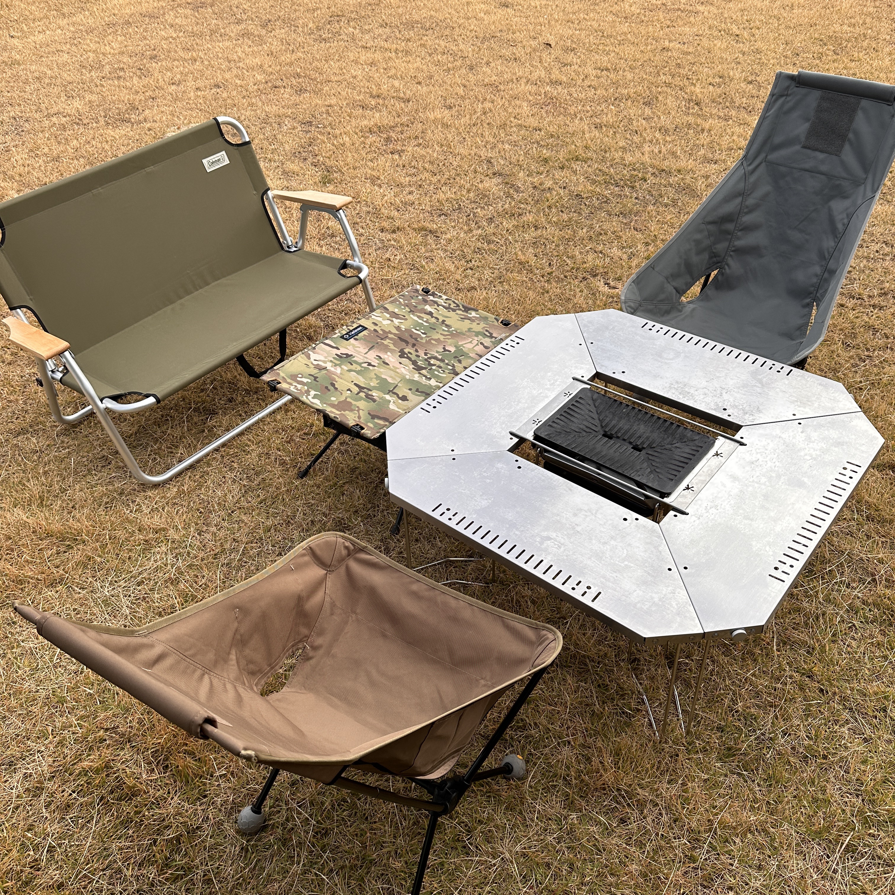 Snow Peak Jikaro Table, Helinox Tactical Chair Two Black 착용 스타일
