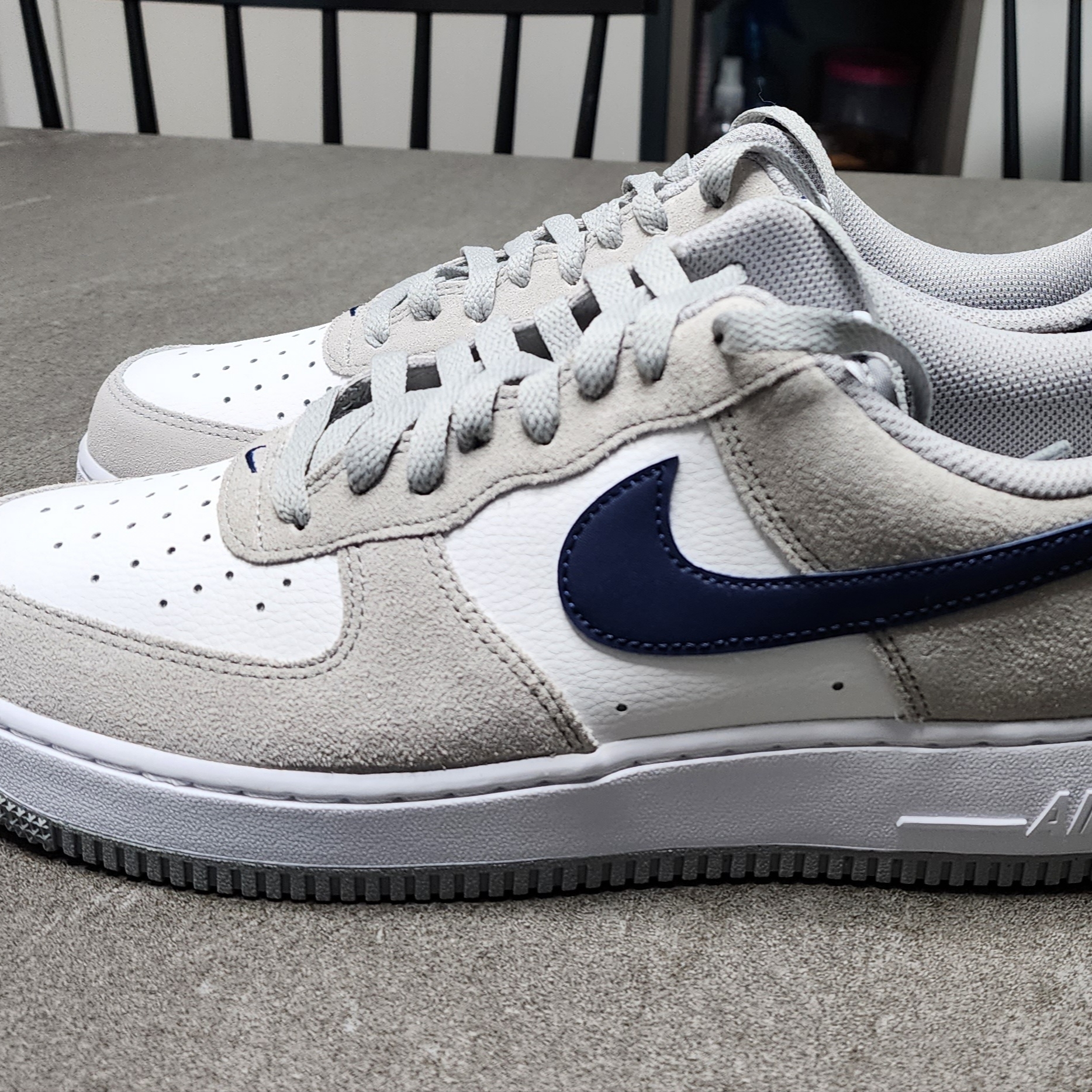 Nike Air Force 1 '07 Light Smoke Grey Midnight Navy 착용 스타일 - 2