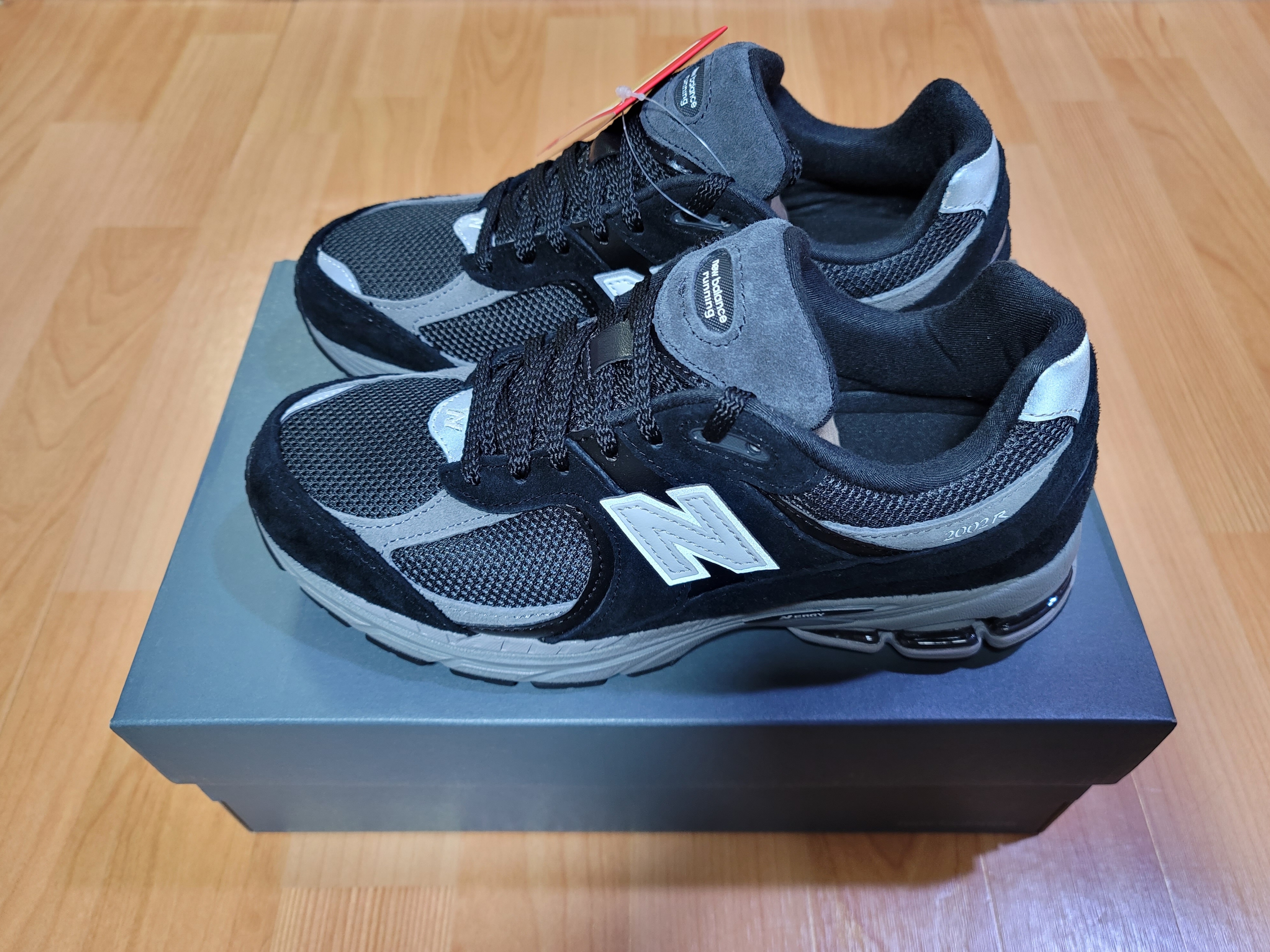 New Balance 2002R Black Dark Grey - JD Sports Exclusive 착용 스타일 - 2