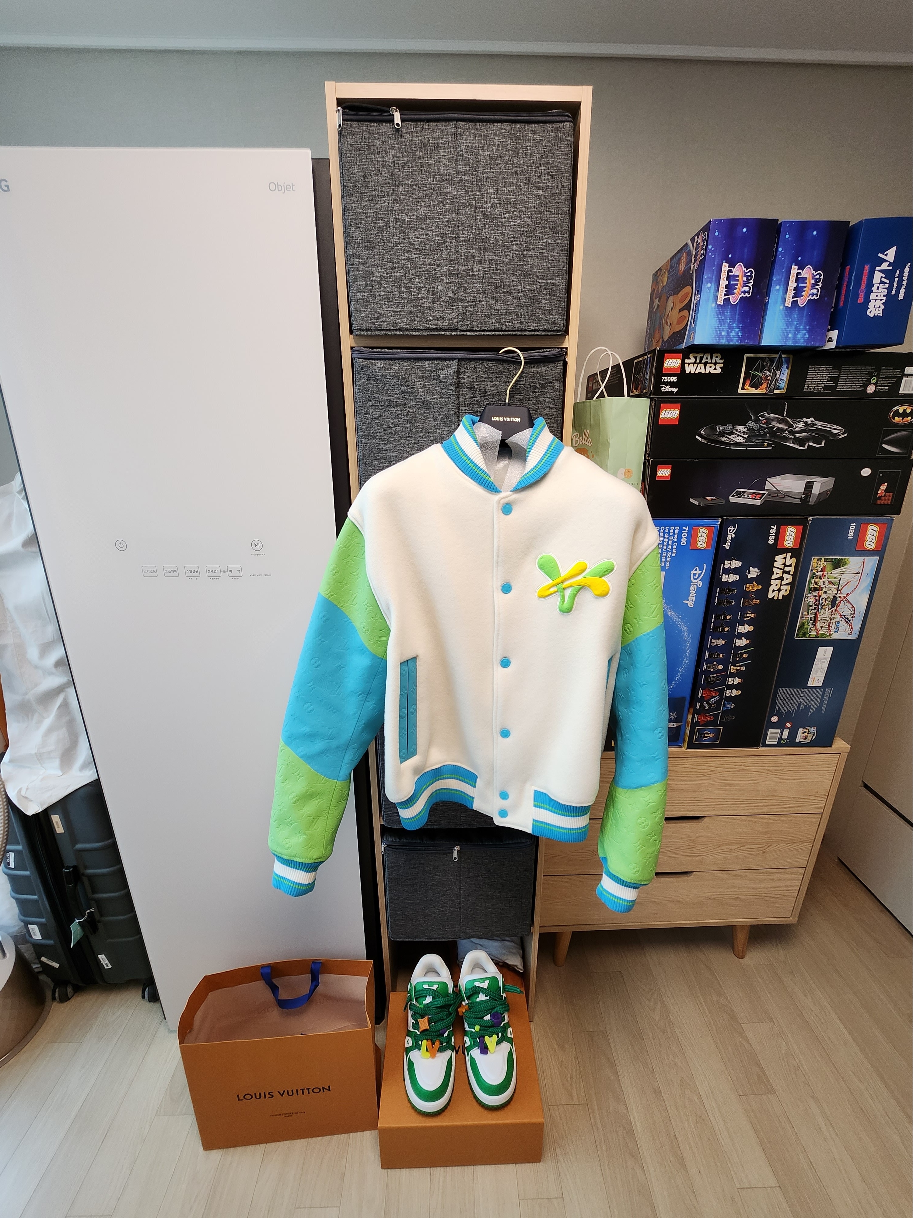Louis Vuitton Rainbow Playground Varsity Blouson Multicolor, Louis Vuitton LV Trainer Maxi Sneakers Green 착용 스타일 - 1