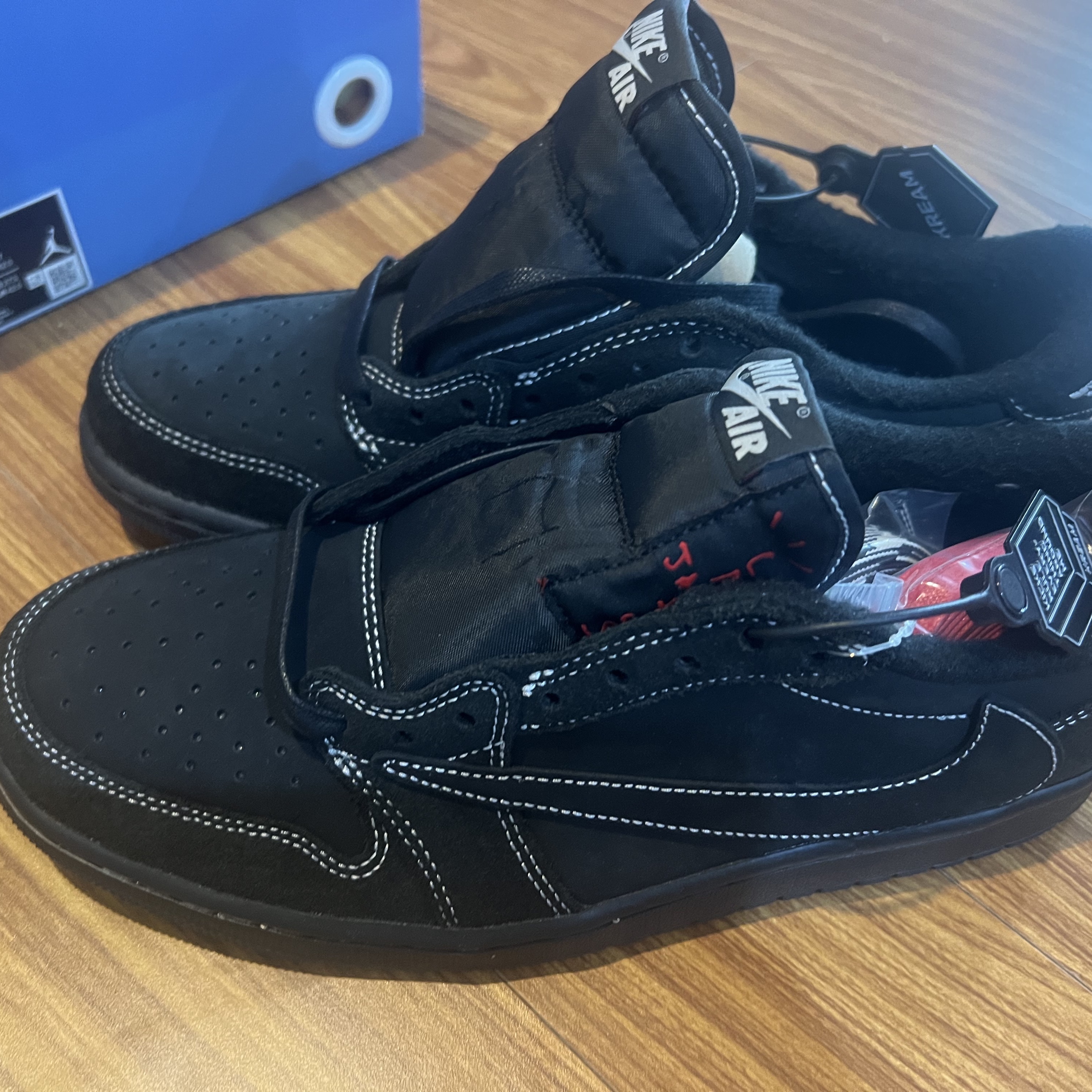 Jordan 1 x Travis Scott Retro Low OG SP Black Phantom 착용 스타일 - 1