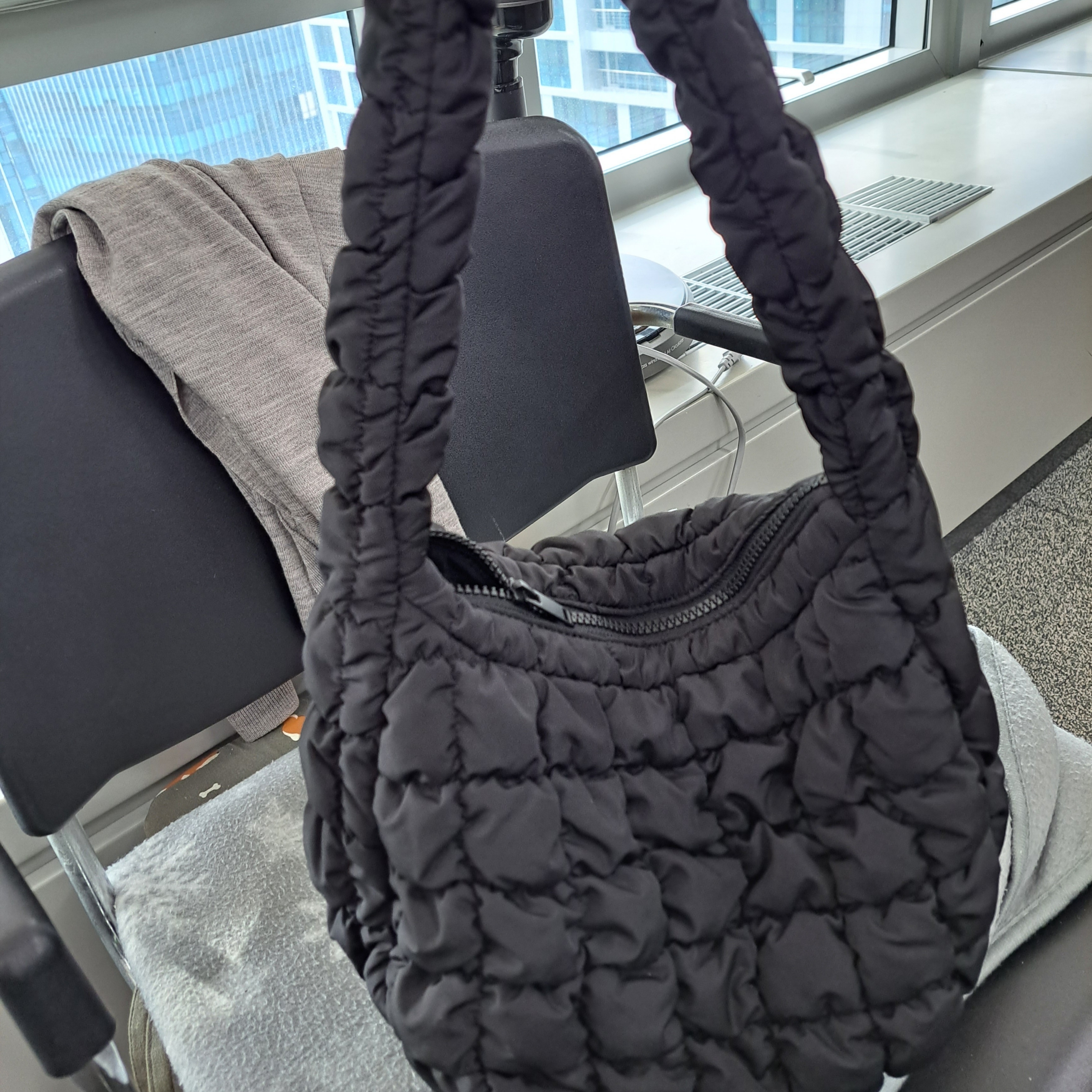 COS Quilted Mini Bag Black 착용 스타일