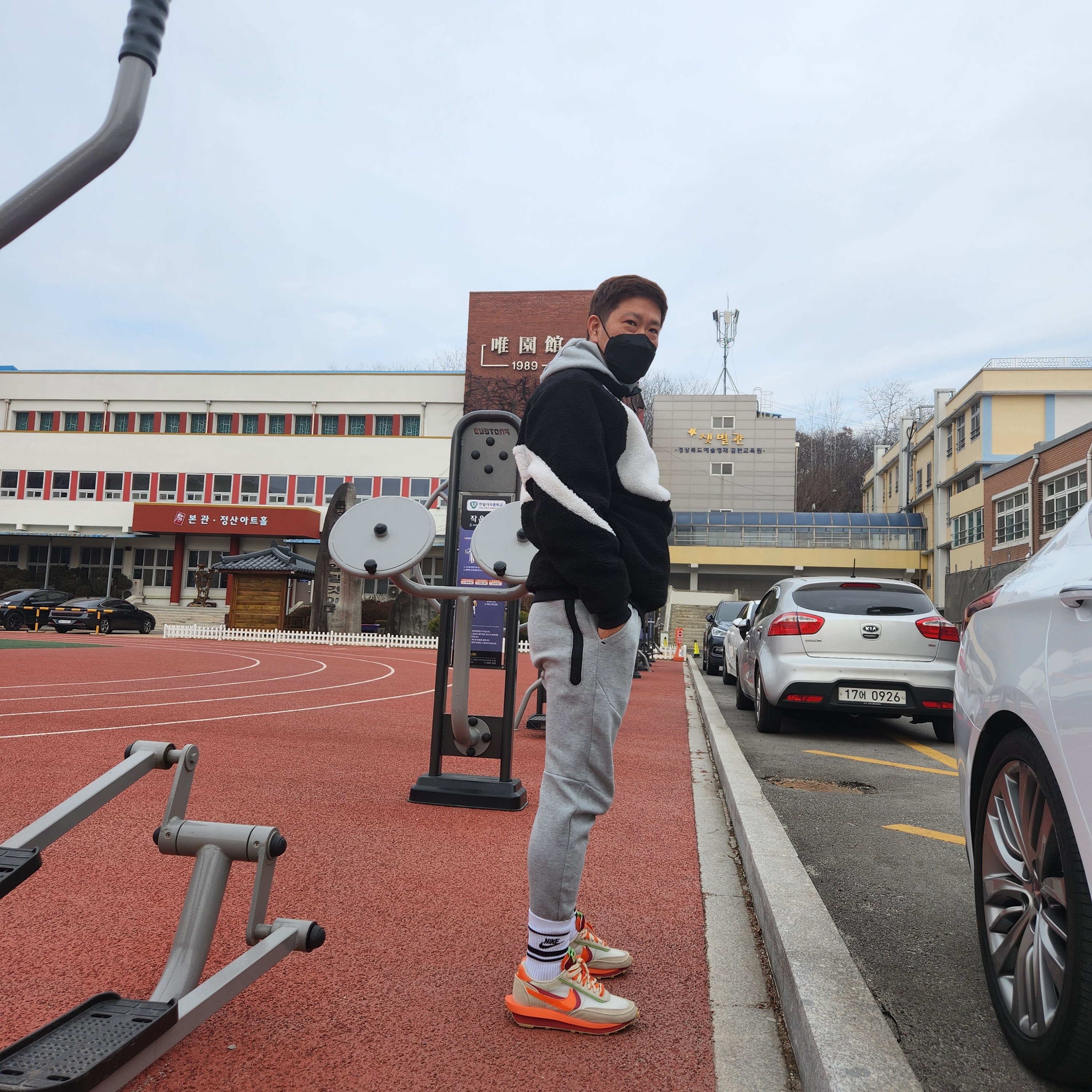 Nike Big Swoosh Full Zip Jacket Black Sail, Nike x Sacai x Clot LDWaffle Orange Blaze 착용 스타일