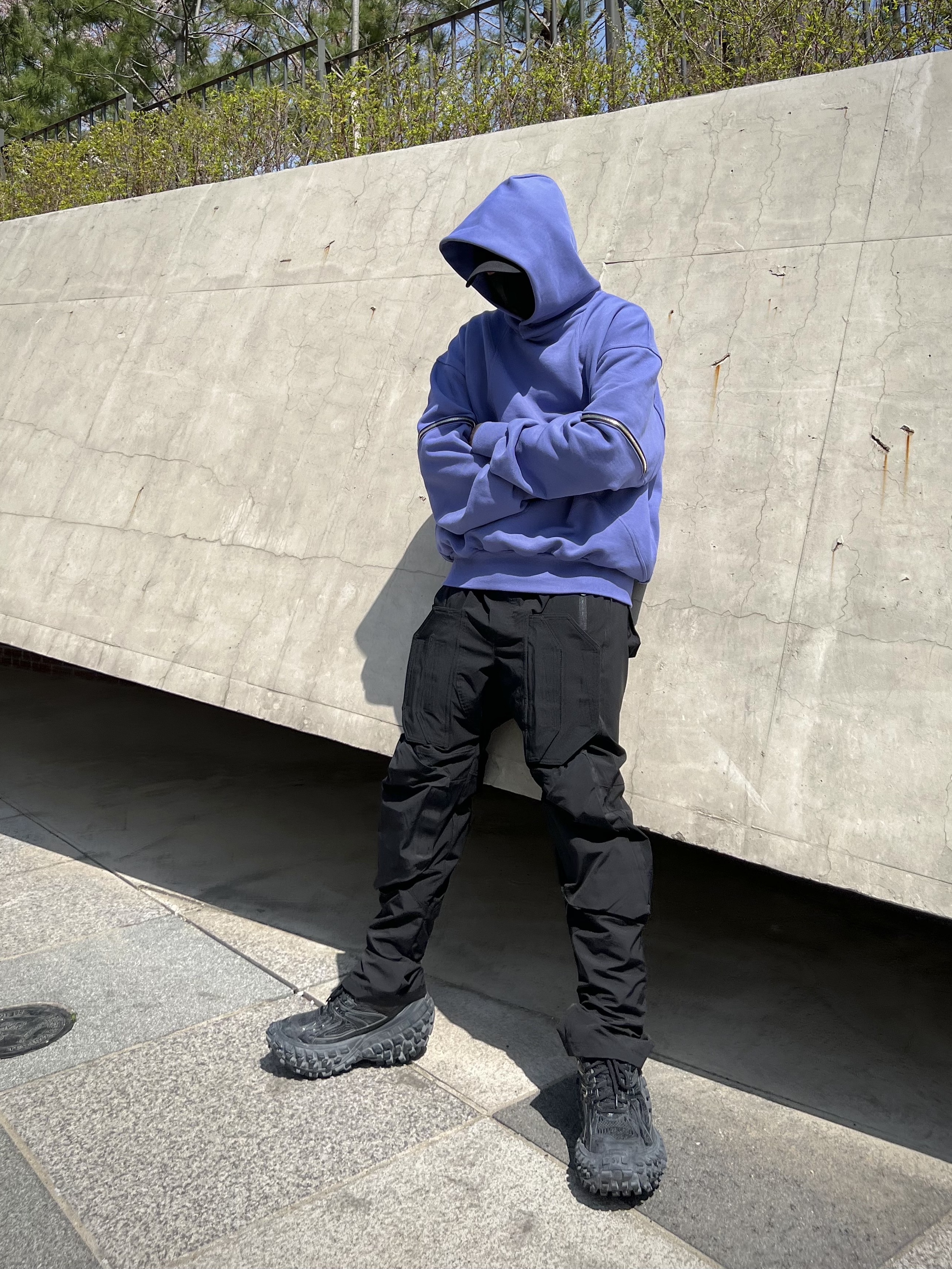 Balenciaga Defender Sneakers Black 착용 스타일 - 2