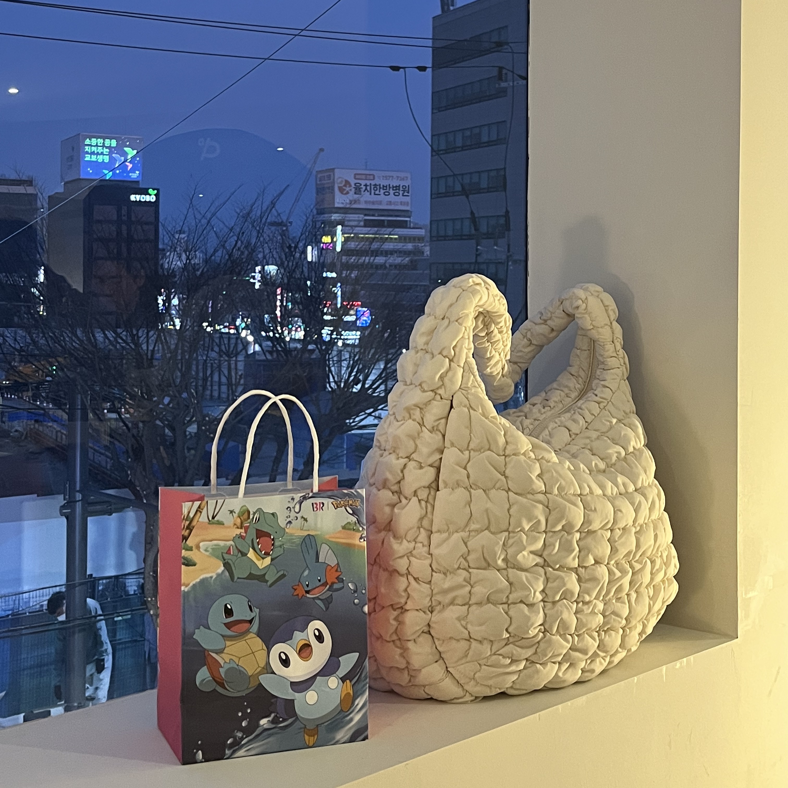 COS Quilted Oversized Shoulder Bag Off White Light Beige 착용 스타일