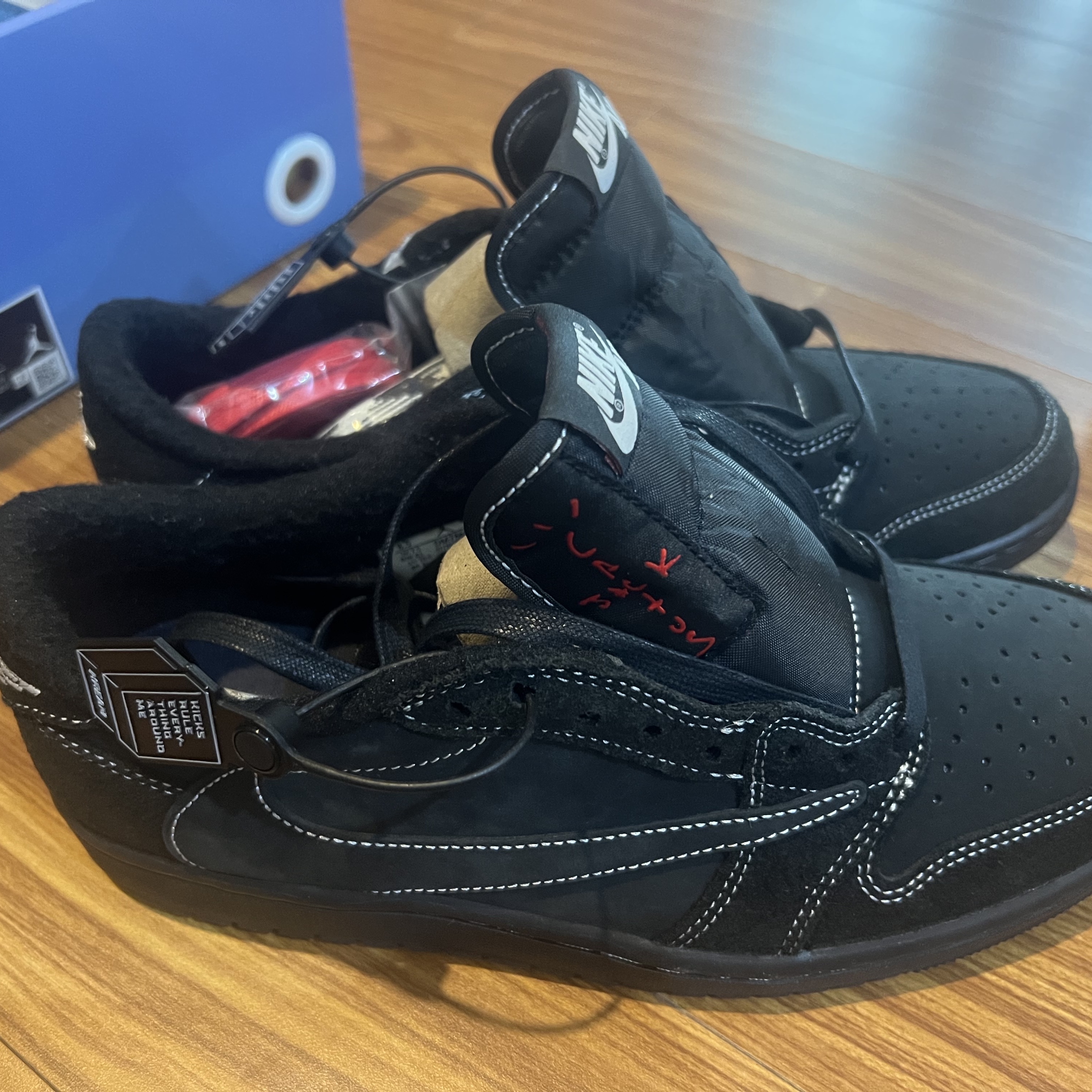 Jordan 1 x Travis Scott Retro Low OG SP Black Phantom 착용 스타일 - 3