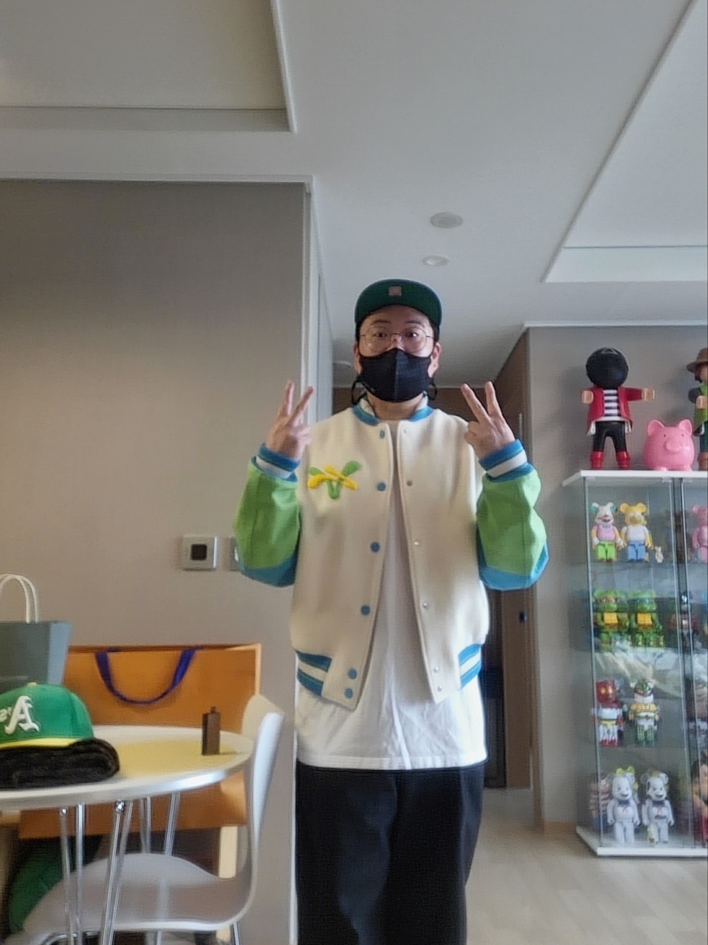 Louis Vuitton Rainbow Playground Varsity Blouson Multicolor, Louis Vuitton LV Trainer Maxi Sneakers Green 착용 스타일 - 5