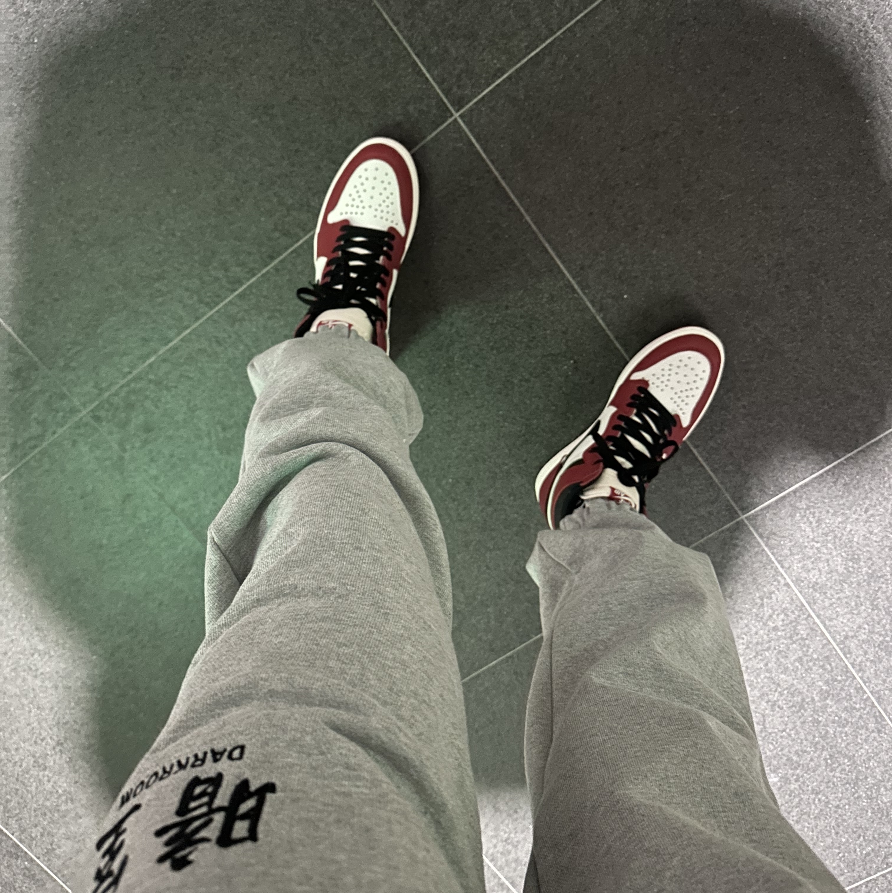 Darkr8m Studio Basic Logo Heavyweight Sweatpants Gray, Jordan 1 Retro High OG Chicago 2022 착용 스타일